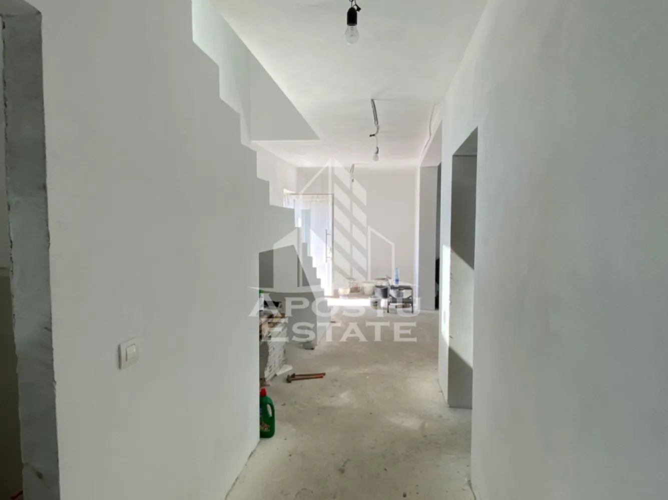Casa individuala P+1E de vanzare Sacalaz - APOSTU ESTATE va propune spre vanzare o casa a individuala in Sacalaz, amplasata intr-o zona rezidentiala noua, cu acces direct din sosea si teren de 400 mp.

Locuinta se vinde in stadiul la alb, oferind viitorilor proprietari posibilitatea de a-si alege finisajele si de a personaliza spatiul dupa propriile preferinte.

Compartimentare parter:

-Living generos cu iesire pe terasa;
-Bucatarie cu loc de luat masa - 19,20 mp
-Hol si casa scarii 
-Baie de serviciu
-Camara spatioasa
-Camera tehnica;
-Garaj 

Compartimentare etaj:

-Dormitor matrimonial cu dressing;
-doua dormitoare secundare;
-doua bai.

Utilitati disponibile in fata: curent, apa, gaz, canalizare.
Casa este situata intr-o zona aflata in dezvoltare, cu vecinatati noi si acces facil catre Timisoara si centrul comunei Sacalaz.

CP3180881