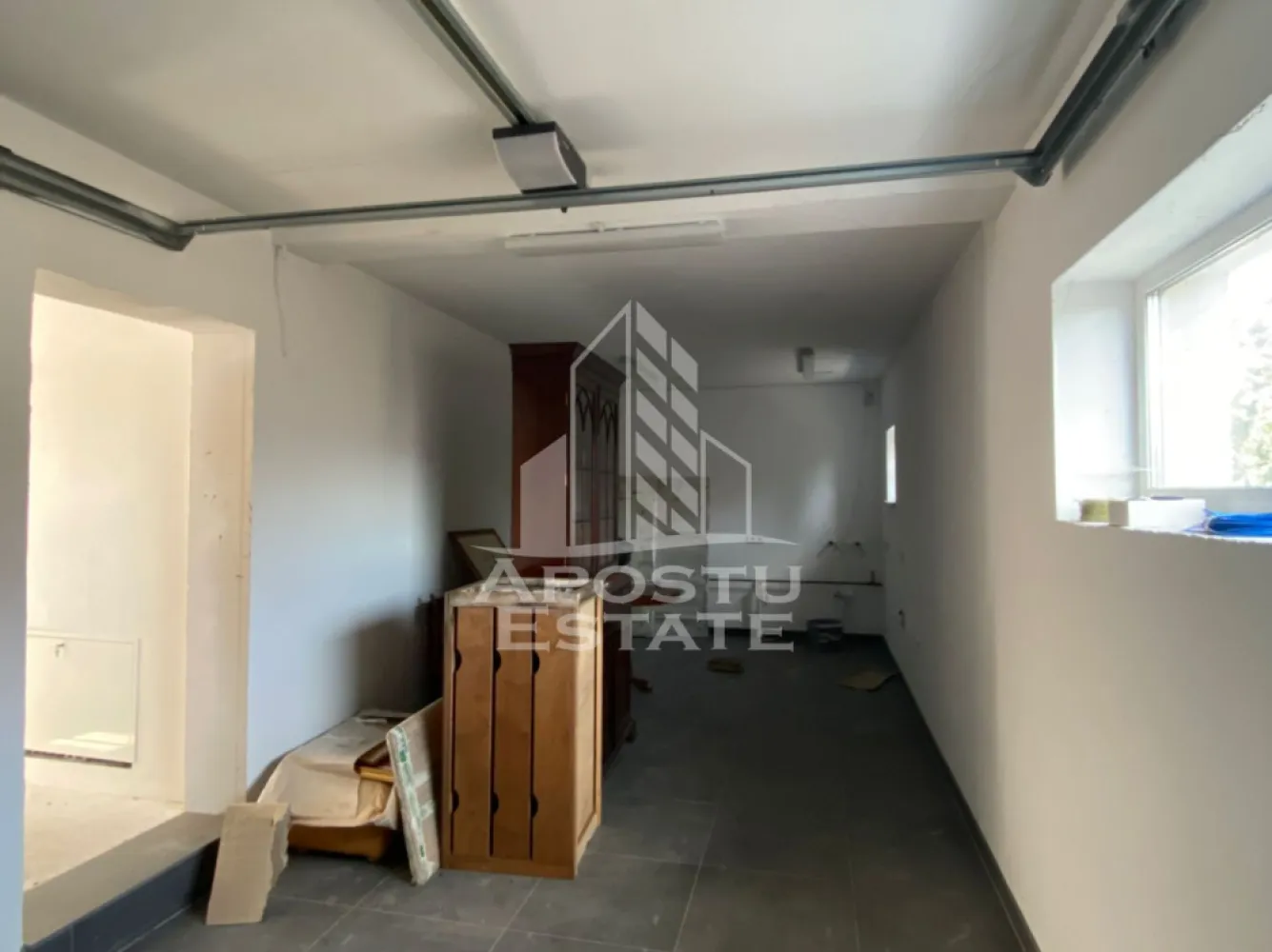Casa individuala P+1E de vanzare Sacalaz - APOSTU ESTATE va propune spre vanzare o casa a individuala in Sacalaz, amplasata intr-o zona rezidentiala noua, cu acces direct din sosea si teren de 400 mp.

Locuinta se vinde in stadiul la alb, oferind viitorilor proprietari posibilitatea de a-si alege finisajele si de a personaliza spatiul dupa propriile preferinte.

Compartimentare parter:

-Living generos cu iesire pe terasa;
-Bucatarie cu loc de luat masa - 19,20 mp
-Hol si casa scarii 
-Baie de serviciu
-Camara spatioasa
-Camera tehnica;
-Garaj 

Compartimentare etaj:

-Dormitor matrimonial cu dressing;
-doua dormitoare secundare;
-doua bai.

Utilitati disponibile in fata: curent, apa, gaz, canalizare.
Casa este situata intr-o zona aflata in dezvoltare, cu vecinatati noi si acces facil catre Timisoara si centrul comunei Sacalaz.

CP3180881