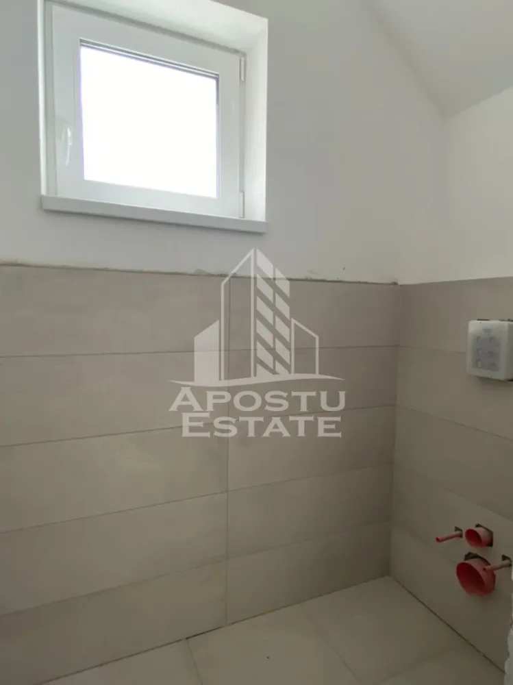 Casa individuala P+1E de vanzare Sacalaz - APOSTU ESTATE va propune spre vanzare o casa a individuala in Sacalaz, amplasata intr-o zona rezidentiala noua, cu acces direct din sosea si teren de 400 mp.

Locuinta se vinde in stadiul la alb, oferind viitorilor proprietari posibilitatea de a-si alege finisajele si de a personaliza spatiul dupa propriile preferinte.

Compartimentare parter:

-Living generos cu iesire pe terasa;
-Bucatarie cu loc de luat masa - 19,20 mp
-Hol si casa scarii 
-Baie de serviciu
-Camara spatioasa
-Camera tehnica;
-Garaj 

Compartimentare etaj:

-Dormitor matrimonial cu dressing;
-doua dormitoare secundare;
-doua bai.

Utilitati disponibile in fata: curent, apa, gaz, canalizare.
Casa este situata intr-o zona aflata in dezvoltare, cu vecinatati noi si acces facil catre Timisoara si centrul comunei Sacalaz.

CP3180881