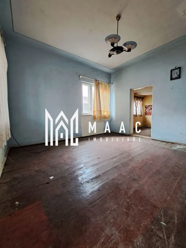 Casa Ostroveni | Ramnicu Valcea | teren 340mp | - MAAC IMOBILIARE vă propune spre vânzare o proprietate cu potențial deosebit, situată pe strada Ostroveni, în Râmnicu Vâlcea.

Imobilul dispune de o suprafață construită de 110 mp și este amplasat pe un teren generos de 340 mp, având deschidere stradală și acces facil. Proprietatea beneficiază de toate utilitățile la poartă: apă, gaz și canalizare.

Casa necesită renovare, oferind astfel viitorului proprietar oportunitatea ideală de a-și amenaja locuința exact după propriile preferințe și standarde. În partea din spate a terenului se regăsește o anexă nefinalizată, ce poate fi transformată într-un spațiu util suplimentar (depozitare, atelier sau chiar locuință auxiliară).

Unul dintre principalele avantaje ale acestei proprietăți este amplasarea într-o zonă apreciată, în apropierea cartierului Ostroveni, cu acces rapid către numeroase puncte de interes: magazine, școli, mijloace de transport și alte facilități urbane.

O alegere excelentă atât pentru locuință personală, cât și pentru investiție!

Pentru mai multe detalii sau pentru programarea unei vizionări, echipa MAAC IMOBILIARE vă stă la dispoziție.
CP2985185