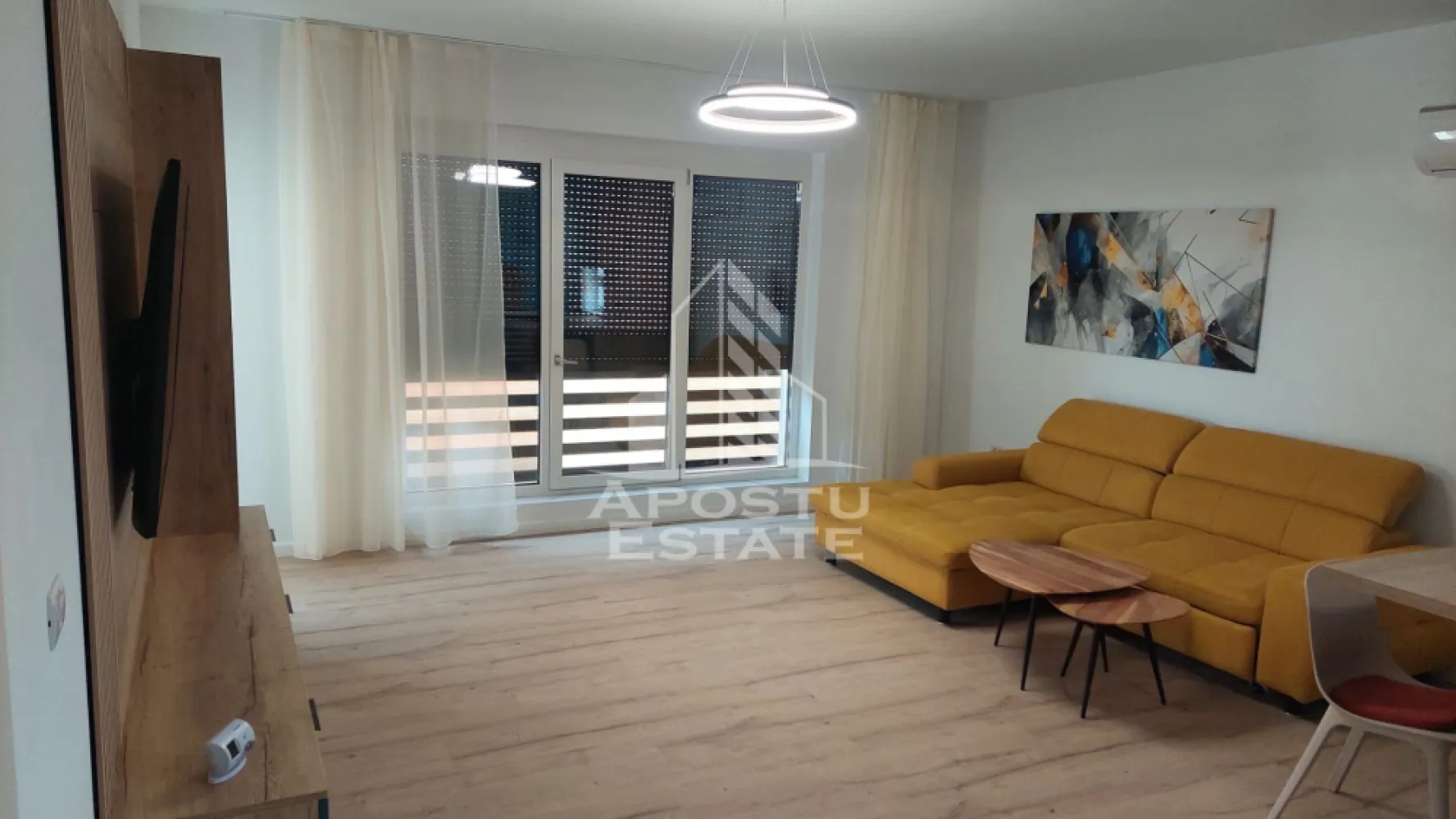 Apartament 2 camere de închiriat , Pet Friendly , Dumbravita - Agentia imobiliara APOSTU ESTATE va propune spre inchiriere un apartament cu 2 camere, spatios si luminos,o zona linistita si bine pozitionata din Dumbrăvița, potrivit pentru cupluri,familii, sau studenti care isi doresc o locuinta unde sa se simta confortabil si cu acces facil catre scoli, statii de autobuz, supermarketuri , magazine de zona, parcuri.

Suprafata utila: 57 mp
Compartimentare eficienta:
-Hol de acces generos
-Bucatarie complet mobilata si utilata, cu loc de luat masa
-Living luminos si spatios
-Dormitor mobilat si utilat
-Baie prevazuta cu duș 

Confort si facilitati:
-Incalzirea apartamentului: centrala proprie cu încălzire in pardoseala 
-Apartamentul este complet mobilat si utilat
-Se accepta animale de companie de catre proprietar

Localizare:
-Timis,Dumbravita – acces facil spre magazine, supermarketul Profi , scoli, parcuri si mijloace de transport in comun.

Ideal pentru:
-Familii
-Cupluri
-Studenti
Liber din 15 iulie 
Pret chirie lunara: 450 euro ( usor negociabil)
Programeaza o vizionare pentru a-ti putea imagina viitorul aici!
ID intern: CP3181005