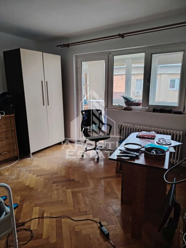 Apartament cu 3 camere, de vanzare, zona Girocului, Timisoara - Agentia imobiliara APOSTU ESTATE va ofera spre vanzare un apartament 3 camere, decomandat, mobilat si utilat, localizat in judetul Timis, Timisoara, zona Girocului.

Apartamentul are o suprafata de 67 mp utili + balcoane si este situat la etajul 4 intr-un bloc izolat cu 4 etaje .

- Hol de acces

- Bucatarie

- Living cu balcon inchis

- Dormitor cu balcon inchis

- Dormitor

- Baie cu cada

-Baie cu dus

Confortul termic este asigurat prin intermediul termoficarii dar se poate monta centrala proprie pe gaz .

Zona cu numeroase facilitati si puncte de interes precum: acces rapid si usor la mijloacele de transport in comun, la cateva minute distanta, si alte supermarket-uri in apropiere, farmacii, institutii de invatamant, restaurante, baruri, cafenele si multe altele.

Agentia imobiliara Apostu Estate va ofera consultanta bancara gratuita prin intermediul colaboratorilor nostri pentru alegerea celui mai potrivit tip de credit, astfel incat tu sa devi noul proprietar al acestui apartament.

Va asteptam cu drag la o vizionare!
CP2887987
