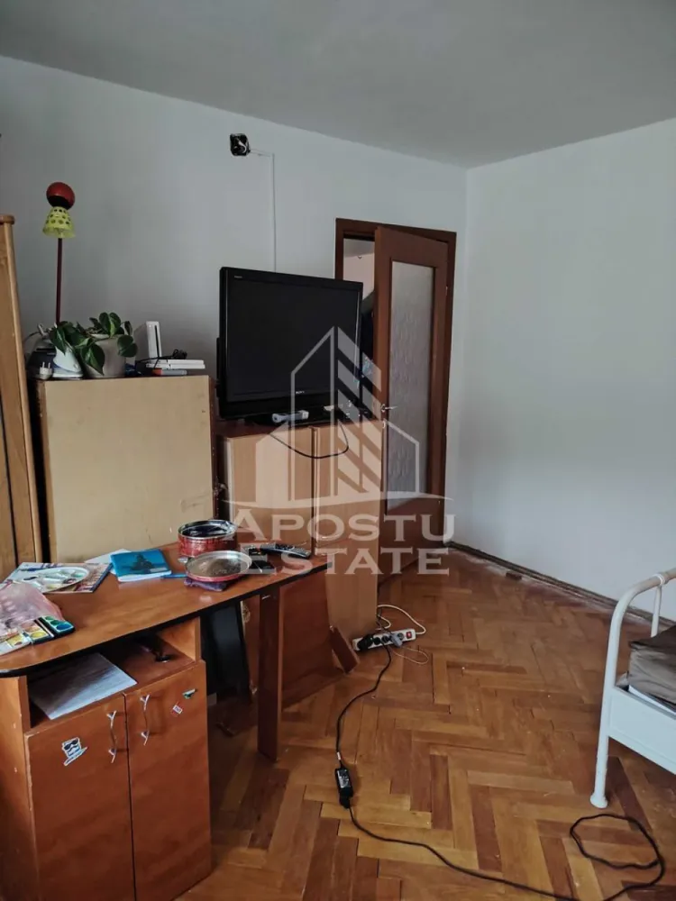 Apartament cu 3 camere, de vanzare, zona Girocului, Timisoara - Agentia imobiliara APOSTU ESTATE va ofera spre vanzare un apartament 3 camere, decomandat, mobilat si utilat, localizat in judetul Timis, Timisoara, zona Girocului.

Apartamentul are o suprafata de 67 mp utili + balcoane si este situat la etajul 4 intr-un bloc izolat cu 4 etaje .

- Hol de acces

- Bucatarie

- Living cu balcon inchis

- Dormitor cu balcon inchis

- Dormitor

- Baie cu cada

-Baie cu dus

Confortul termic este asigurat prin intermediul termoficarii dar se poate monta centrala proprie pe gaz .

Zona cu numeroase facilitati si puncte de interes precum: acces rapid si usor la mijloacele de transport in comun, la cateva minute distanta, si alte supermarket-uri in apropiere, farmacii, institutii de invatamant, restaurante, baruri, cafenele si multe altele.

Agentia imobiliara Apostu Estate va ofera consultanta bancara gratuita prin intermediul colaboratorilor nostri pentru alegerea celui mai potrivit tip de credit, astfel incat tu sa devi noul proprietar al acestui apartament.

Va asteptam cu drag la o vizionare!
CP2887987