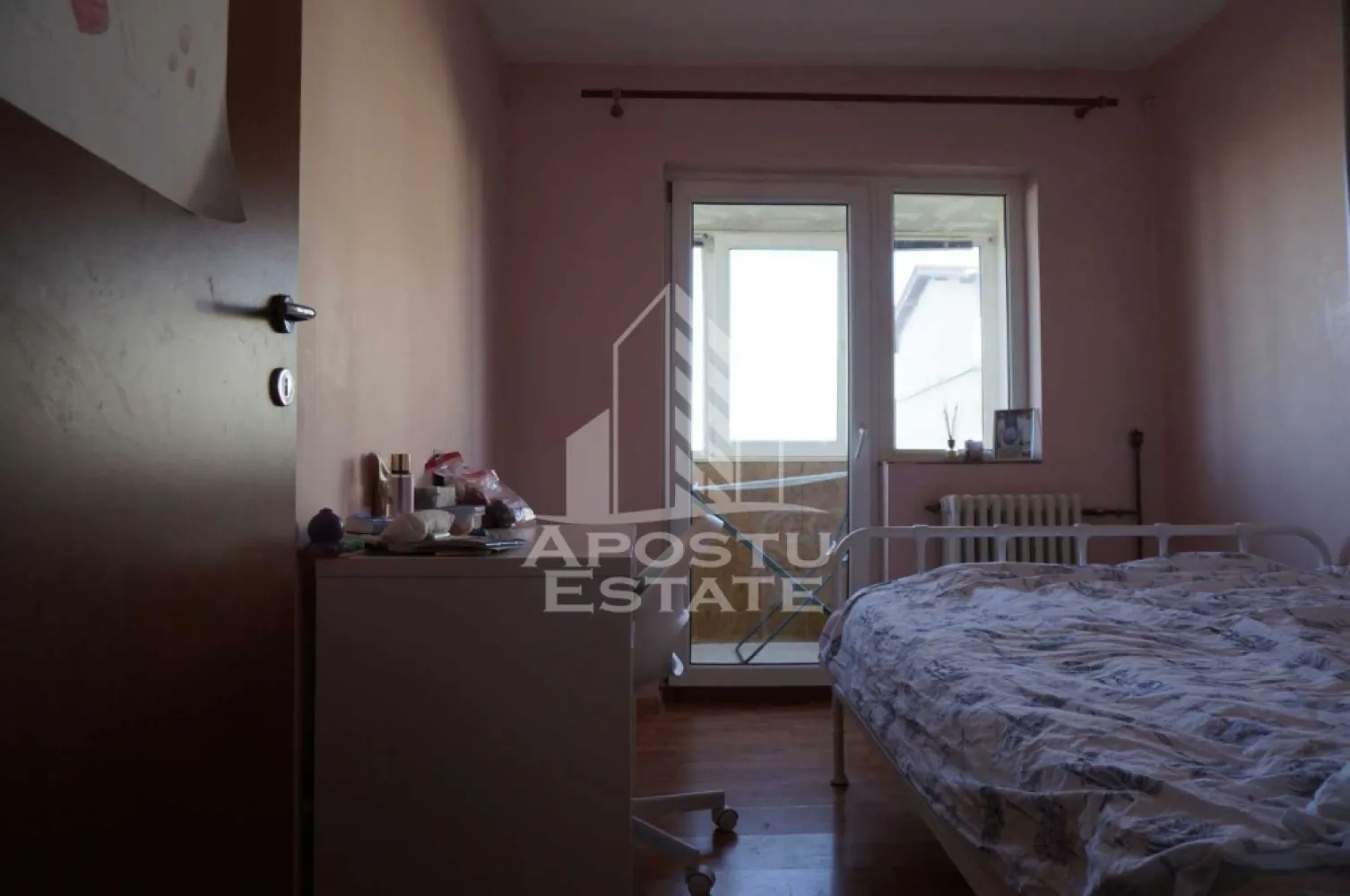 Apartament cu 3 camere, de vanzare, zona Girocului, Timisoara - Agentia imobiliara APOSTU ESTATE va ofera spre vanzare un apartament 3 camere, decomandat, mobilat si utilat, localizat in judetul Timis, Timisoara, zona Girocului.

Apartamentul are o suprafata de 67 mp utili + balcoane si este situat la etajul 4 intr-un bloc izolat cu 4 etaje .

- Hol de acces

- Bucatarie

- Living cu balcon inchis

- Dormitor cu balcon inchis

- Dormitor

- Baie cu cada

-Baie cu dus

Confortul termic este asigurat prin intermediul termoficarii dar se poate monta centrala proprie pe gaz .

Zona cu numeroase facilitati si puncte de interes precum: acces rapid si usor la mijloacele de transport in comun, la cateva minute distanta, si alte supermarket-uri in apropiere, farmacii, institutii de invatamant, restaurante, baruri, cafenele si multe altele.

Agentia imobiliara Apostu Estate va ofera consultanta bancara gratuita prin intermediul colaboratorilor nostri pentru alegerea celui mai potrivit tip de credit, astfel incat tu sa devi noul proprietar al acestui apartament.

Va asteptam cu drag la o vizionare!
CP2887987