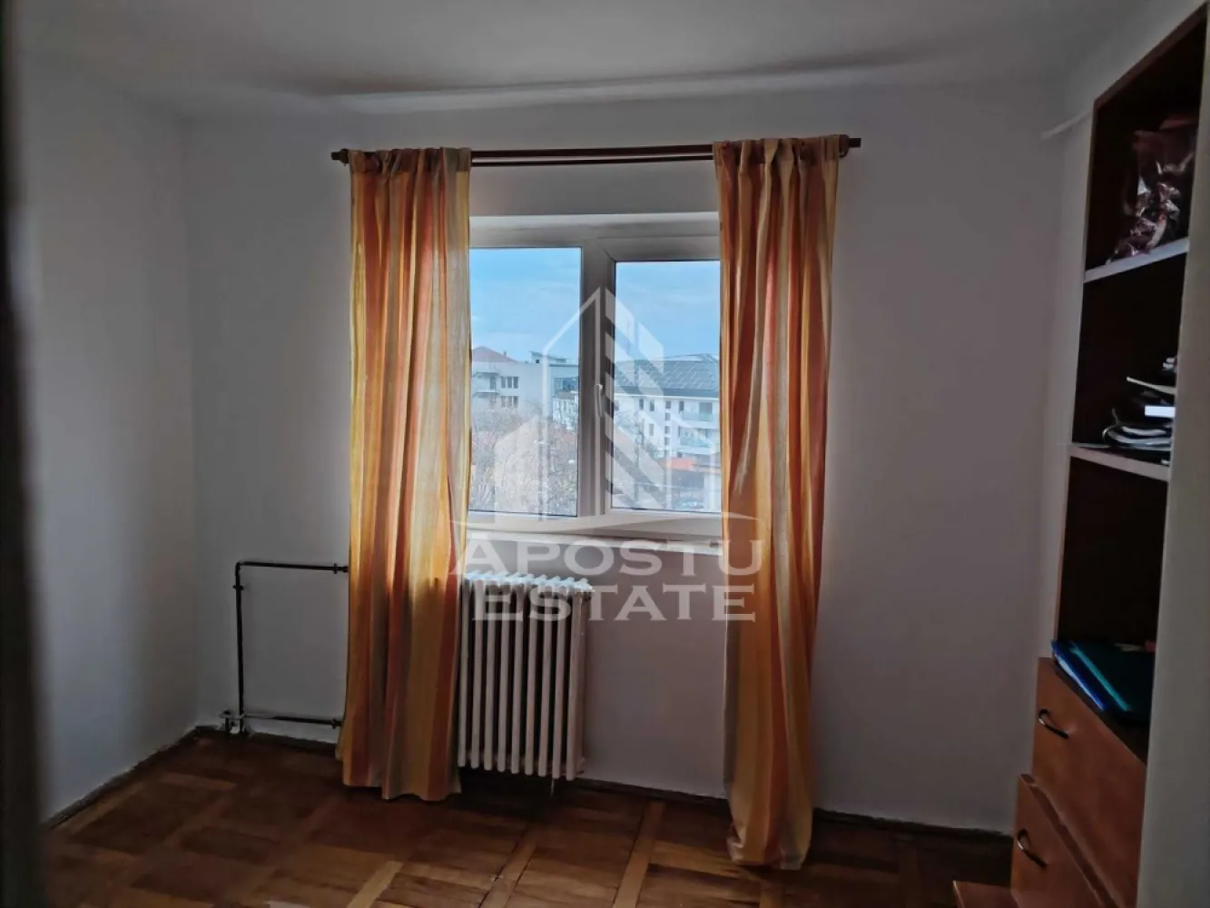 Apartament cu 3 camere, de vanzare, zona Girocului, Timisoara - Agentia imobiliara APOSTU ESTATE va ofera spre vanzare un apartament 3 camere, decomandat, mobilat si utilat, localizat in judetul Timis, Timisoara, zona Girocului.

Apartamentul are o suprafata de 67 mp utili + balcoane si este situat la etajul 4 intr-un bloc izolat cu 4 etaje .

- Hol de acces

- Bucatarie

- Living cu balcon inchis

- Dormitor cu balcon inchis

- Dormitor

- Baie cu cada

-Baie cu dus

Confortul termic este asigurat prin intermediul termoficarii dar se poate monta centrala proprie pe gaz .

Zona cu numeroase facilitati si puncte de interes precum: acces rapid si usor la mijloacele de transport in comun, la cateva minute distanta, si alte supermarket-uri in apropiere, farmacii, institutii de invatamant, restaurante, baruri, cafenele si multe altele.

Agentia imobiliara Apostu Estate va ofera consultanta bancara gratuita prin intermediul colaboratorilor nostri pentru alegerea celui mai potrivit tip de credit, astfel incat tu sa devi noul proprietar al acestui apartament.

Va asteptam cu drag la o vizionare!
CP2887987