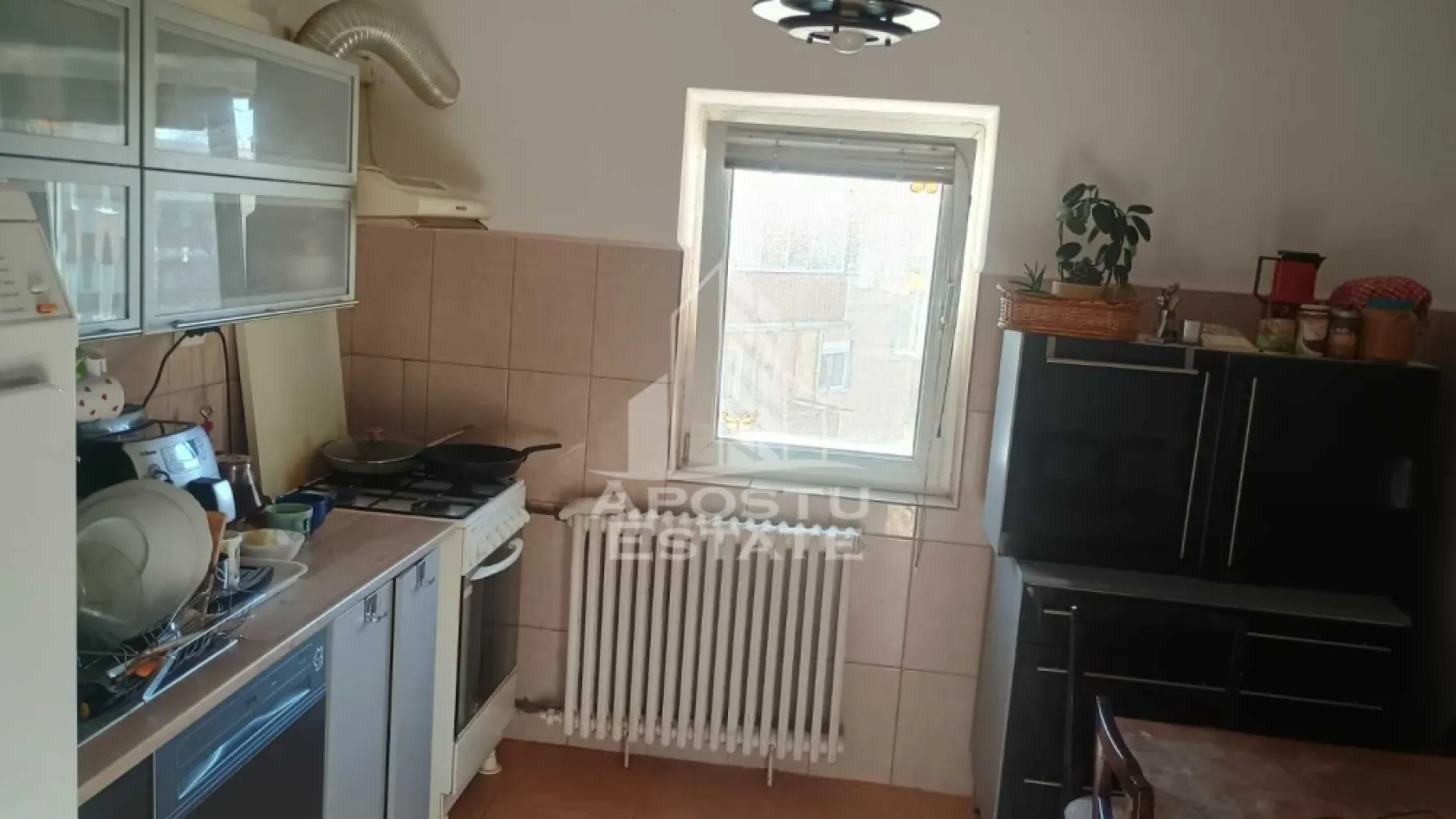 Apartament cu 3 camere, de vanzare, zona Girocului, Timisoara - Agentia imobiliara APOSTU ESTATE va ofera spre vanzare un apartament 3 camere, decomandat, mobilat si utilat, localizat in judetul Timis, Timisoara, zona Girocului.

Apartamentul are o suprafata de 67 mp utili + balcoane si este situat la etajul 4 intr-un bloc izolat cu 4 etaje .

- Hol de acces

- Bucatarie

- Living cu balcon inchis

- Dormitor cu balcon inchis

- Dormitor

- Baie cu cada

-Baie cu dus

Confortul termic este asigurat prin intermediul termoficarii dar se poate monta centrala proprie pe gaz .

Zona cu numeroase facilitati si puncte de interes precum: acces rapid si usor la mijloacele de transport in comun, la cateva minute distanta, si alte supermarket-uri in apropiere, farmacii, institutii de invatamant, restaurante, baruri, cafenele si multe altele.

Agentia imobiliara Apostu Estate va ofera consultanta bancara gratuita prin intermediul colaboratorilor nostri pentru alegerea celui mai potrivit tip de credit, astfel incat tu sa devi noul proprietar al acestui apartament.

Va asteptam cu drag la o vizionare!
CP2887987