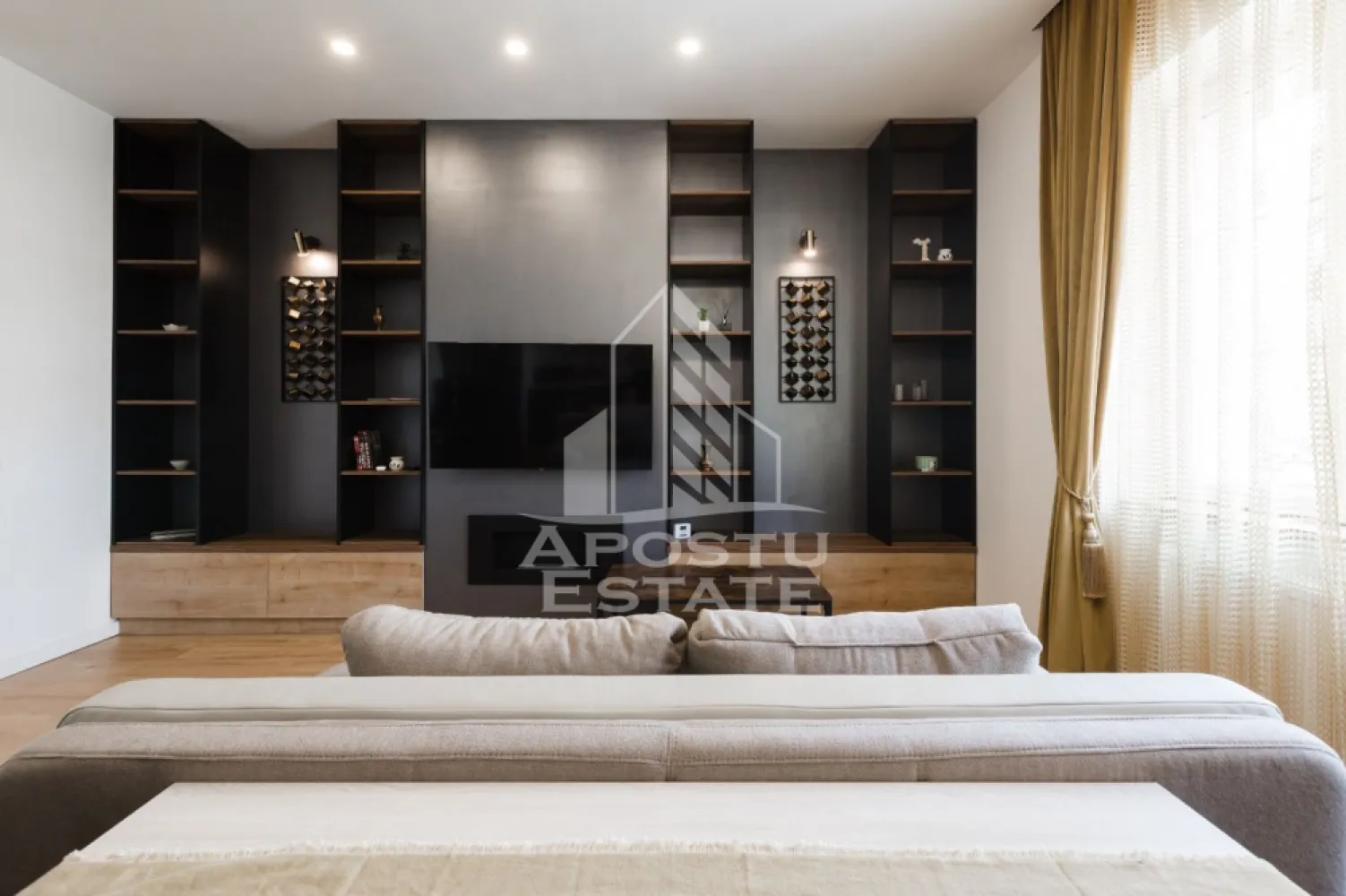 Apartament cu 2 camere de inchiriat, Timisoara zona Ultracentral - Agentia imobiliara APOSTU ESTATE va propune spre inchiriere un apartament cu 2 camere, spatios si luminos, situat in zona Centrala, o zona bine pozitionata din Timisoara, potrivit pentru cupluri,familii, sau studenti care isi doresc o locuinta unde sa se simta confortabil si cu acces facil catre scoli, statii de autobuz, supermarketuri , magazine de zona, parcuri.

Suprafata utila: 60mp
Compartimentare eficienta:
-Hol de acces generos
-Bucatarie complet mobilata si utilata, cu loc de luat masa
-Living luminos si spatios
-Dormitor mobilat si utilat
-Baie prevazuta cu dus si inca o baie de serviciu

Confort si facilitati:
-Incalzirea apartamentului: centrala proprie
-Apartamentul este complet mobilat si utilat
-Nu se accepta animale de companie de catre proprietar

Localizare:
-Timis,Timisoara, zona Centrala – acces facil spre magazine, supermarket, scoli, parcuri si mijloace de transport in comun.

Ideal pentru:
-Familii
-Cupluri
-Studenti

Disponibilitate: imediata
Pret chirie lunara: 700 Euro
Programeaza o vizionare pentru a-ti putea imagina viitorul aici!
ID intern:CP3157253