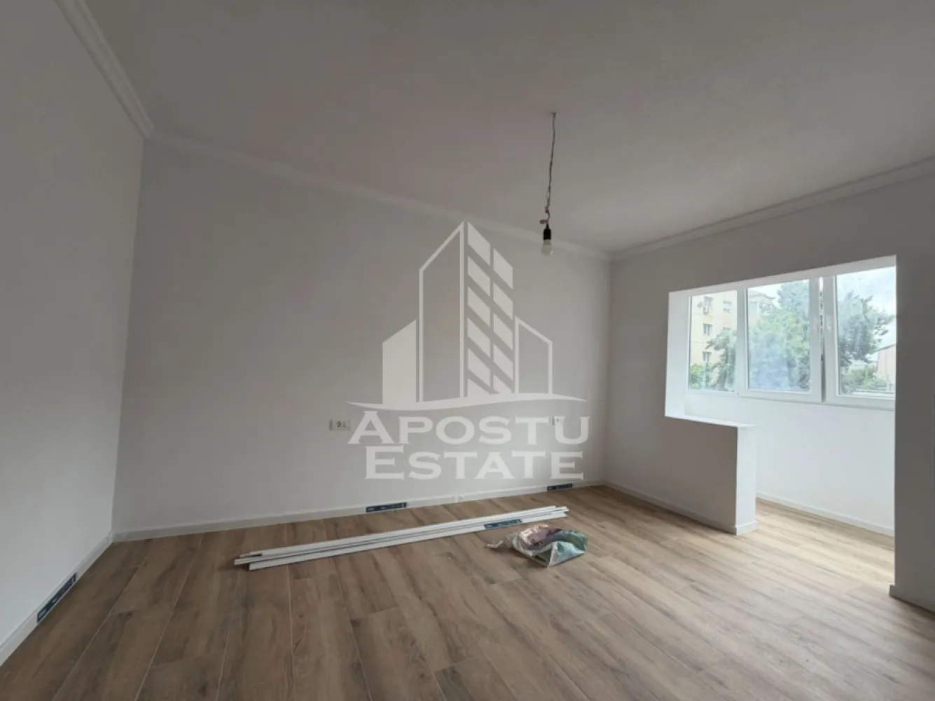 Apartament 3 camere, de vanzare, zona Dambovita, Timisoara - APOSTU ESTATE va propune spre vanzare un apartament cu 3 camere spatios si luminos complet mobilat si utilat decomandat confort 1 situat in zona Dambovita.

Apartamentul este situat la etajul 1 al unui bloc cu 4 etaje. Se intinde pe o suprafata de 65 mp utili+ 2 balcoane.

Compartimentare:

- Hol acces

- Bucatarie

- Living cu balcon inchis

- Dormitor cu balcon inchis

-Dormitor

- Baie de servici

-Baie

Confortul termic este realizat prin intermediul centralei proprii pe gaz, incalzire in pardoseala. Apartamentul se vinde impreuna cu o boxa aflata la subsol, si are vedere pe 3 parti. Apartamentul a fost renovat integral: pereți răzuiți complet, șapă înlocuită, tâmplărie Salamander cu feronerie Roto, uși interior noi Porta doors, ușă de acces nouă, finisaje premium, totul este nou, realizat cu materiale de calitate superioară

Zona foarte linistita cu numeroase facilitati si puncte de interes precum: acces rapid si usor la mijloacele de transport in comun, mall-ul Shopping City la cateva minute distanta, piata Doina si alte supermarket-uri in apropiere, farmacii, institutii de invatamant, restaurante, baruri cafenele si multe altele.

Acceptam orice fel de credit bancar. Oferim consultanta si solutii financiare prin colaboratorii nostri.Apartamentul se vinde mobilat si utilat.

CP3100915