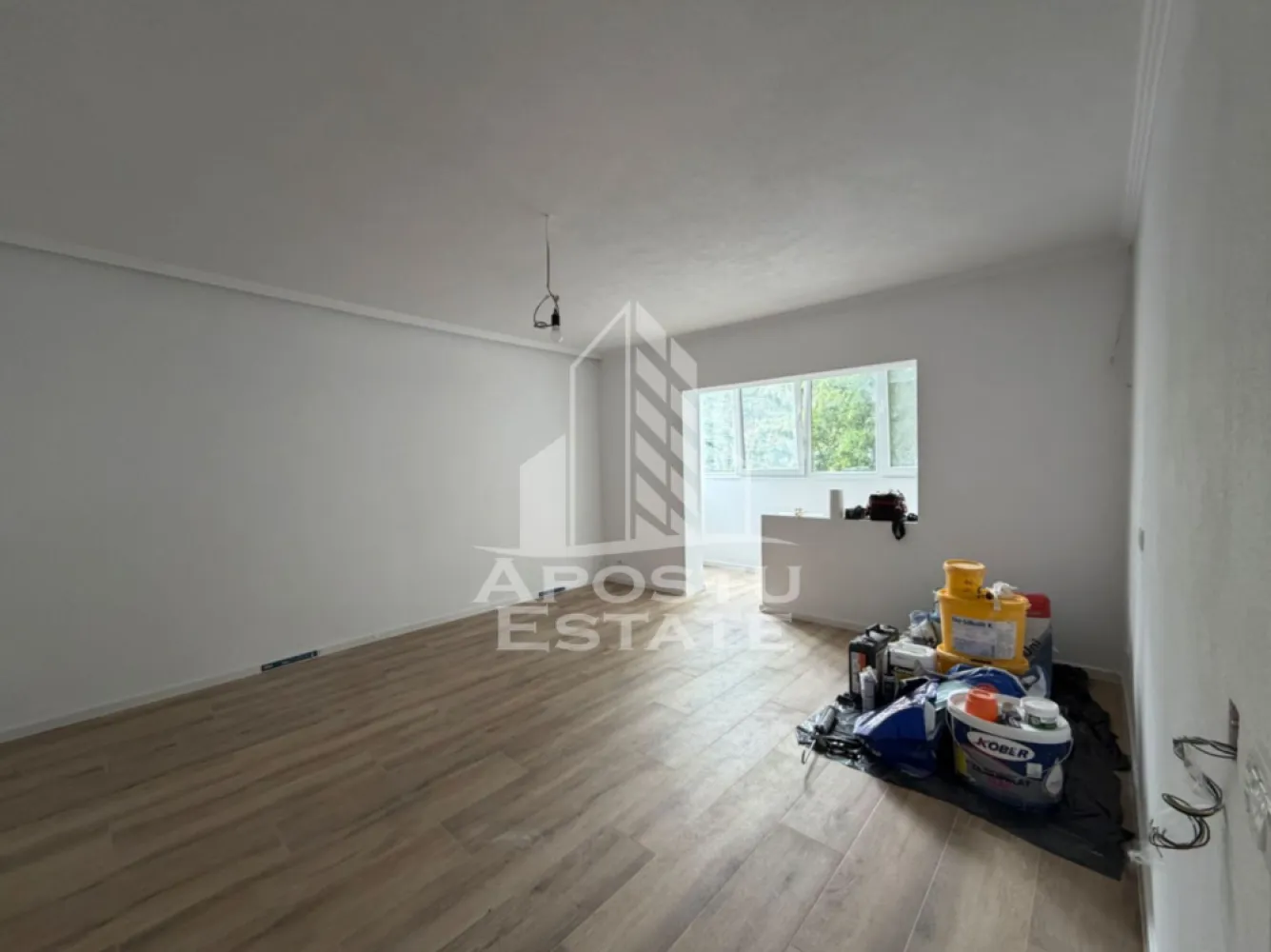 Apartament 3 camere, de vanzare, zona Dambovita, Timisoara - APOSTU ESTATE va propune spre vanzare un apartament cu 3 camere spatios si luminos complet mobilat si utilat decomandat confort 1 situat in zona Dambovita.

Apartamentul este situat la etajul 1 al unui bloc cu 4 etaje. Se intinde pe o suprafata de 65 mp utili+ 2 balcoane.

Compartimentare:

- Hol acces

- Bucatarie

- Living cu balcon inchis

- Dormitor cu balcon inchis

-Dormitor

- Baie de servici

-Baie

Confortul termic este realizat prin intermediul centralei proprii pe gaz, incalzire in pardoseala. Apartamentul se vinde impreuna cu o boxa aflata la subsol, si are vedere pe 3 parti. Apartamentul a fost renovat integral: pereți răzuiți complet, șapă înlocuită, tâmplărie Salamander cu feronerie Roto, uși interior noi Porta doors, ușă de acces nouă, finisaje premium, totul este nou, realizat cu materiale de calitate superioară

Zona foarte linistita cu numeroase facilitati si puncte de interes precum: acces rapid si usor la mijloacele de transport in comun, mall-ul Shopping City la cateva minute distanta, piata Doina si alte supermarket-uri in apropiere, farmacii, institutii de invatamant, restaurante, baruri cafenele si multe altele.

Acceptam orice fel de credit bancar. Oferim consultanta si solutii financiare prin colaboratorii nostri.Apartamentul se vinde mobilat si utilat.

CP3100915