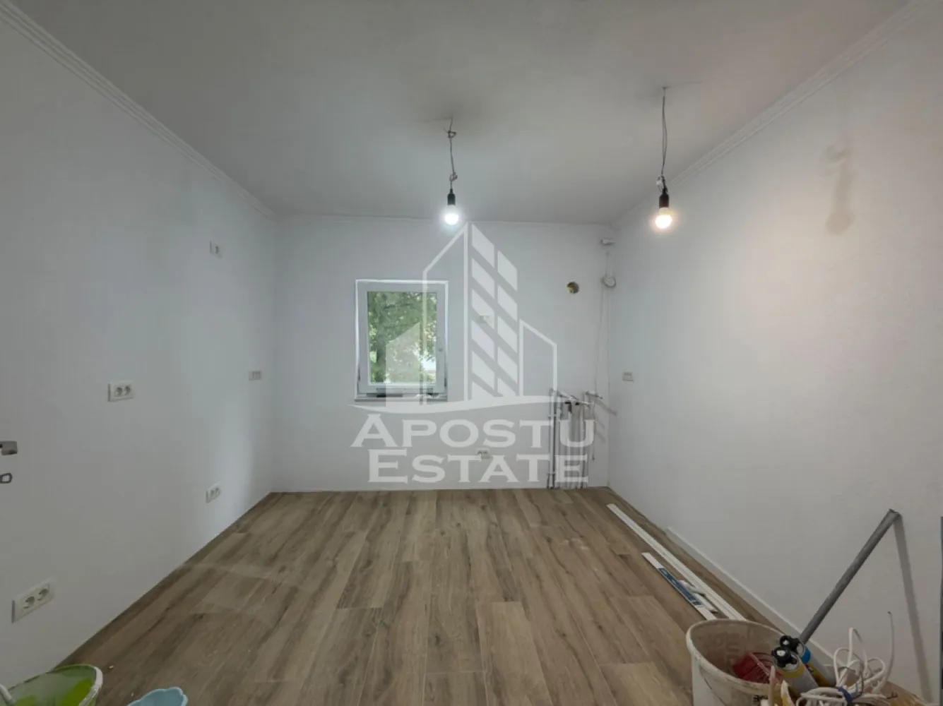 Apartament 3 camere, de vanzare, zona Dambovita, Timisoara - APOSTU ESTATE va propune spre vanzare un apartament cu 3 camere spatios si luminos complet mobilat si utilat decomandat confort 1 situat in zona Dambovita.

Apartamentul este situat la etajul 1 al unui bloc cu 4 etaje. Se intinde pe o suprafata de 65 mp utili+ 2 balcoane.

Compartimentare:

- Hol acces

- Bucatarie

- Living cu balcon inchis

- Dormitor cu balcon inchis

-Dormitor

- Baie de servici

-Baie

Confortul termic este realizat prin intermediul centralei proprii pe gaz, incalzire in pardoseala. Apartamentul se vinde impreuna cu o boxa aflata la subsol, si are vedere pe 3 parti. Apartamentul a fost renovat integral: pereți răzuiți complet, șapă înlocuită, tâmplărie Salamander cu feronerie Roto, uși interior noi Porta doors, ușă de acces nouă, finisaje premium, totul este nou, realizat cu materiale de calitate superioară

Zona foarte linistita cu numeroase facilitati si puncte de interes precum: acces rapid si usor la mijloacele de transport in comun, mall-ul Shopping City la cateva minute distanta, piata Doina si alte supermarket-uri in apropiere, farmacii, institutii de invatamant, restaurante, baruri cafenele si multe altele.

Acceptam orice fel de credit bancar. Oferim consultanta si solutii financiare prin colaboratorii nostri.Apartamentul se vinde mobilat si utilat.

CP3100915