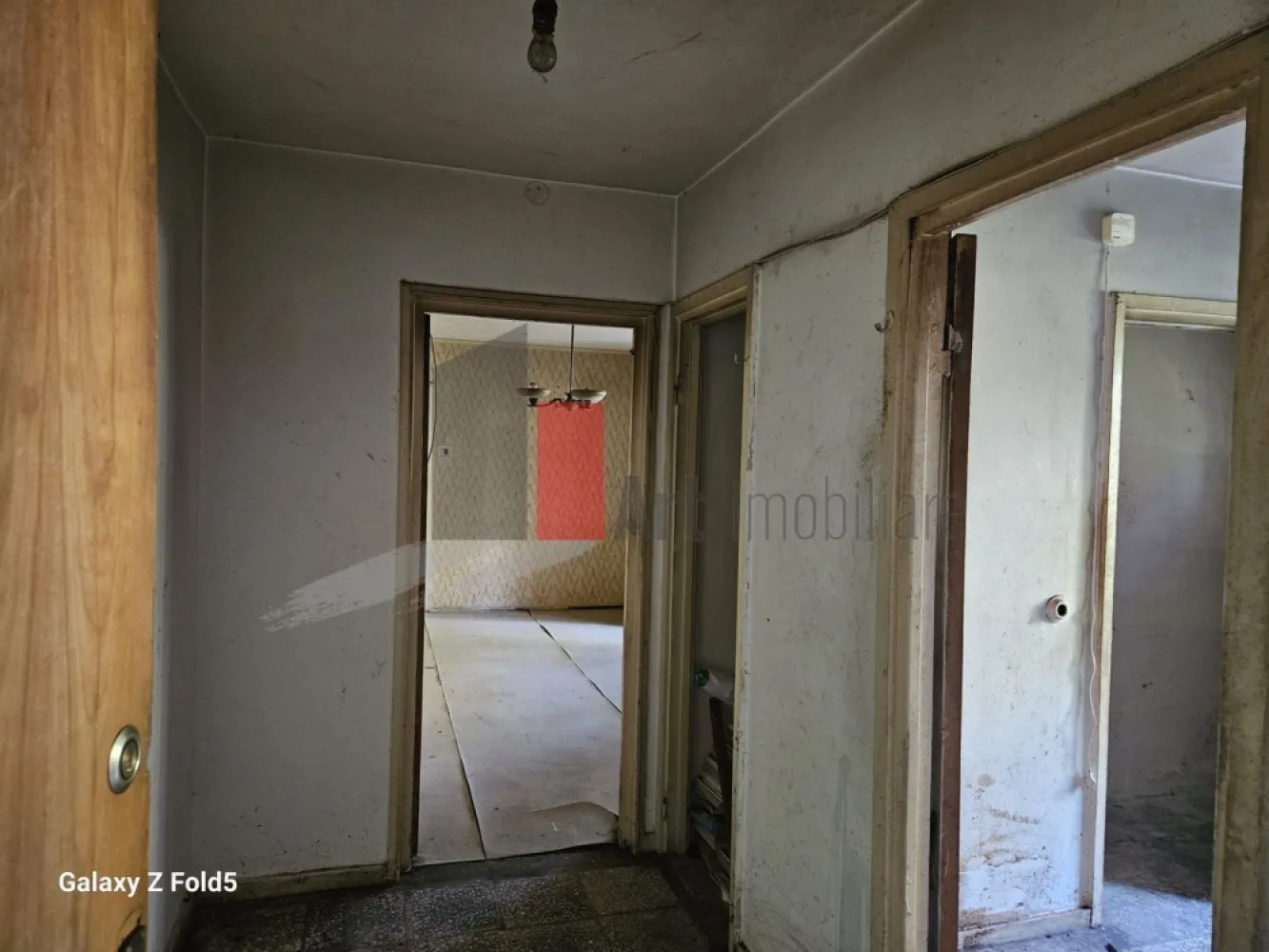 Urgent! Apartament 3 camere piata Minis - Daca esti in cautarea unui apartament de 3 camere pe care sa ti-l amenajezi asa cum doresti avem solutia Situat in proximitatea Pietei Minis si la numai 7 min de gura de metrou Titan poate fi oportunitatea pe care o asteptai. 
 Pe oraza de 200 de metrii ai tot ce ai nevoie gradinita scoala liceu piata supermarket tot. 
 Este situat la parterul unui bloc de 4 etaje cu vedere spre sud in gradina interioara a blocului unde este amenajata o gradinita cu flori ingrijita de niste vecini responsabili.
Vizionarile se pot face de regula dupa amiaza. Va asteptam ! 
.
