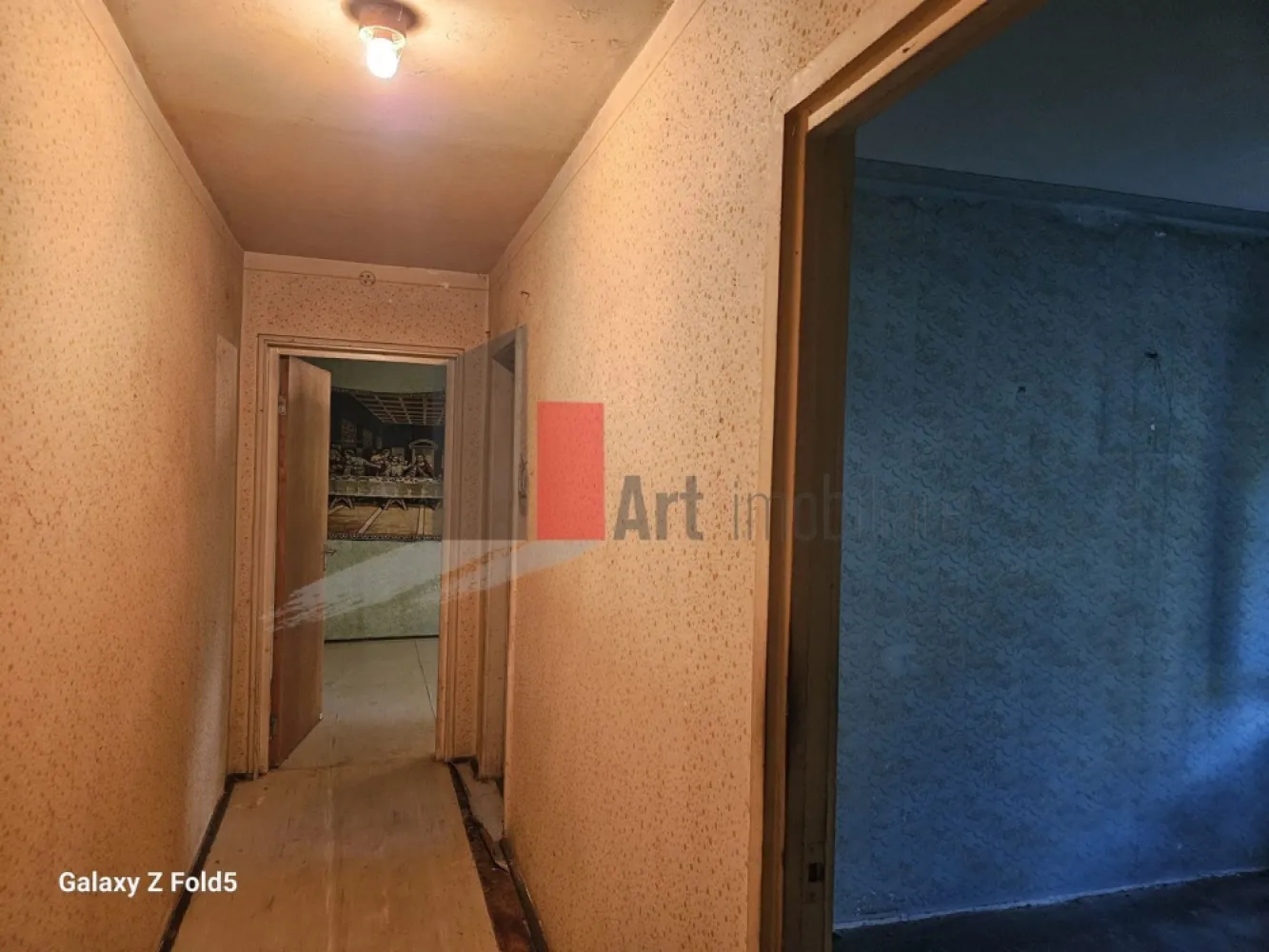 Urgent! Apartament 3 camere piata Minis - Daca esti in cautarea unui apartament de 3 camere pe care sa ti-l amenajezi asa cum doresti avem solutia Situat in proximitatea Pietei Minis si la numai 7 min de gura de metrou Titan poate fi oportunitatea pe care o asteptai. 
 Pe oraza de 200 de metrii ai tot ce ai nevoie gradinita scoala liceu piata supermarket tot. 
 Este situat la parterul unui bloc de 4 etaje cu vedere spre sud in gradina interioara a blocului unde este amenajata o gradinita cu flori ingrijita de niste vecini responsabili.
Vizionarile se pot face de regula dupa amiaza. Va asteptam ! 
.