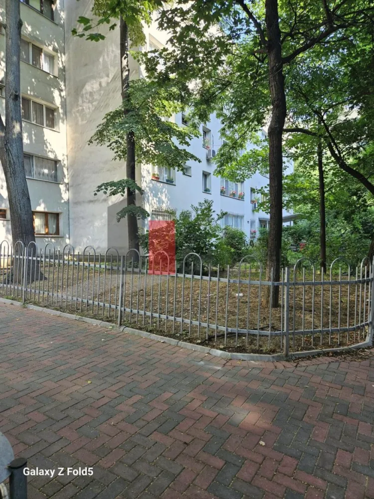 Urgent! Apartament 3 camere piata Minis - Daca esti in cautarea unui apartament de 3 camere pe care sa ti-l amenajezi asa cum doresti avem solutia Situat in proximitatea Pietei Minis si la numai 7 min de gura de metrou Titan poate fi oportunitatea pe care o asteptai. 
 Pe oraza de 200 de metrii ai tot ce ai nevoie gradinita scoala liceu piata supermarket tot. 
 Este situat la parterul unui bloc de 4 etaje cu vedere spre sud in gradina interioara a blocului unde este amenajata o gradinita cu flori ingrijita de niste vecini responsabili.
Vizionarile se pot face de regula dupa amiaza. Va asteptam ! 
.