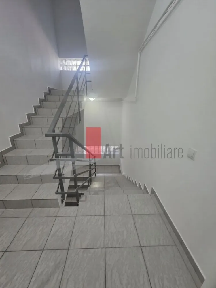 0%Comision Spatiu comercial/birouri zona Sisesti/Vatra noua - Spațiu Birouri 130 Mp Open Space, Clădire Avizată ISU, Zona Vatra Nouă – Sisești

Vă Propunem Spre Închiriere Un Spațiu De Birouri Modern, Cu O Suprafață Utilă De 130 Mp, Situat La Etajul 1 Al Unei Clădiri De Birouri Avizate ISU, În Zona Vatra Nouă – Sisești.

Spațiul Beneficiază De Acces Facil Atât Prin Casa Scării Generoasă, Cât Și Cu Ajutorul Unui Lift Nou De Persoane, Care Asigură Acces Direct La Nivelul Spațiului.

Compartimentarea Open Space Oferă Flexibilitate Maximă Și Permite Adaptarea Facilă În Funcție De Specificul Activității Desfășurate. Suprafața Generoasă Și Configurația Eficientă Fac Ca Proprietatea Să Fie Potrivită Pentru O Gamă Variată De Activități.

Spațiul Dispune De:

130 Mp Utili Open Space;
3 Grupuri Sanitare;
1 Duș;
Cameră Tehnică;
Centrală Termică Nouă Ariston One;
Calorifere Noi;
Tâmplărie Termopan;
Curent Electric 220V Și 380V;
Contorizare Individuală Pentru Gaz, Apă Și Energie Electrică.

Imobilul Se Predă La Prima Închiriere, Toate Finisajele Și Instalațiile Fiind Noi. Materialele Utilizate Sunt De Calitate, Iar Spațiul Oferă Un Nivel Ridicat De Confort Și Eficiență Pentru Viitorii Chiriași.

Clădirea Este Amplasată În Cartierul Vechi Din Zona Vatra Nouă – Sisești, Într-un Cadru Liniștit Și Verde, Ferit De Agitația Bulevardelor Intens Circulate. Deși Se Află În Apropierea Principalelor Artere Din Zonă, Proprietatea Beneficiază De Un Mediu De Lucru Calm Și Plăcut, Ideal Pentru Desfășurarea Activităților Profesionale.

Spațiul Este Pretabil Pentru:

Birouri;
Sediu De Firmă;
Activități IT;
Arhitectură Și Proiectare;
Consultanță;
Call Center;
Activități Medicale Sau De Recuperare;
Cursuri Și Training;
Showroom;
Studio De Creație;
Laboratoare Sau Alte Activități Profesionale.

Poziționarea În Zona Vatra Nouă – Sisești, Suprafața Generoasă, Clădirea Avizată ISU, Finisajele Noi Și Mediul De Lucru Liniștit Recomandă Acest Spațiu Companiilor Care Își Doresc Un Sediu Modern, Eficient Și Reprezentativ.

Nu se percepe comision. Raspund si pe whats app*