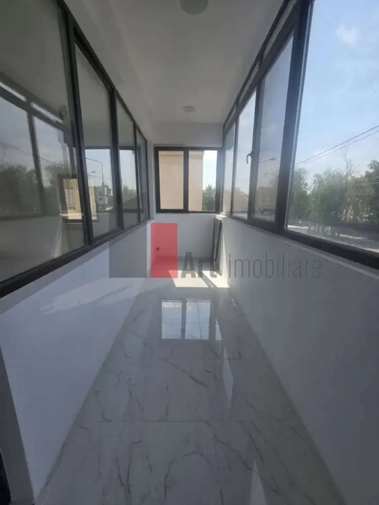 0%Comision Spatiu comercial/birouri zona Sisesti/Vatra noua - Spațiu Birouri 130 Mp Open Space, Clădire Avizată ISU, Zona Vatra Nouă – Sisești

Vă Propunem Spre Închiriere Un Spațiu De Birouri Modern, Cu O Suprafață Utilă De 130 Mp, Situat La Etajul 1 Al Unei Clădiri De Birouri Avizate ISU, În Zona Vatra Nouă – Sisești.

Spațiul Beneficiază De Acces Facil Atât Prin Casa Scării Generoasă, Cât Și Cu Ajutorul Unui Lift Nou De Persoane, Care Asigură Acces Direct La Nivelul Spațiului.

Compartimentarea Open Space Oferă Flexibilitate Maximă Și Permite Adaptarea Facilă În Funcție De Specificul Activității Desfășurate. Suprafața Generoasă Și Configurația Eficientă Fac Ca Proprietatea Să Fie Potrivită Pentru O Gamă Variată De Activități.

Spațiul Dispune De:

130 Mp Utili Open Space;
3 Grupuri Sanitare;
1 Duș;
Cameră Tehnică;
Centrală Termică Nouă Ariston One;
Calorifere Noi;
Tâmplărie Termopan;
Curent Electric 220V Și 380V;
Contorizare Individuală Pentru Gaz, Apă Și Energie Electrică.

Imobilul Se Predă La Prima Închiriere, Toate Finisajele Și Instalațiile Fiind Noi. Materialele Utilizate Sunt De Calitate, Iar Spațiul Oferă Un Nivel Ridicat De Confort Și Eficiență Pentru Viitorii Chiriași.

Clădirea Este Amplasată În Cartierul Vechi Din Zona Vatra Nouă – Sisești, Într-un Cadru Liniștit Și Verde, Ferit De Agitația Bulevardelor Intens Circulate. Deși Se Află În Apropierea Principalelor Artere Din Zonă, Proprietatea Beneficiază De Un Mediu De Lucru Calm Și Plăcut, Ideal Pentru Desfășurarea Activităților Profesionale.

Spațiul Este Pretabil Pentru:

Birouri;
Sediu De Firmă;
Activități IT;
Arhitectură Și Proiectare;
Consultanță;
Call Center;
Activități Medicale Sau De Recuperare;
Cursuri Și Training;
Showroom;
Studio De Creație;
Laboratoare Sau Alte Activități Profesionale.

Poziționarea În Zona Vatra Nouă – Sisești, Suprafața Generoasă, Clădirea Avizată ISU, Finisajele Noi Și Mediul De Lucru Liniștit Recomandă Acest Spațiu Companiilor Care Își Doresc Un Sediu Modern, Eficient Și Reprezentativ.

Nu se percepe comision. Raspund si pe whats app*