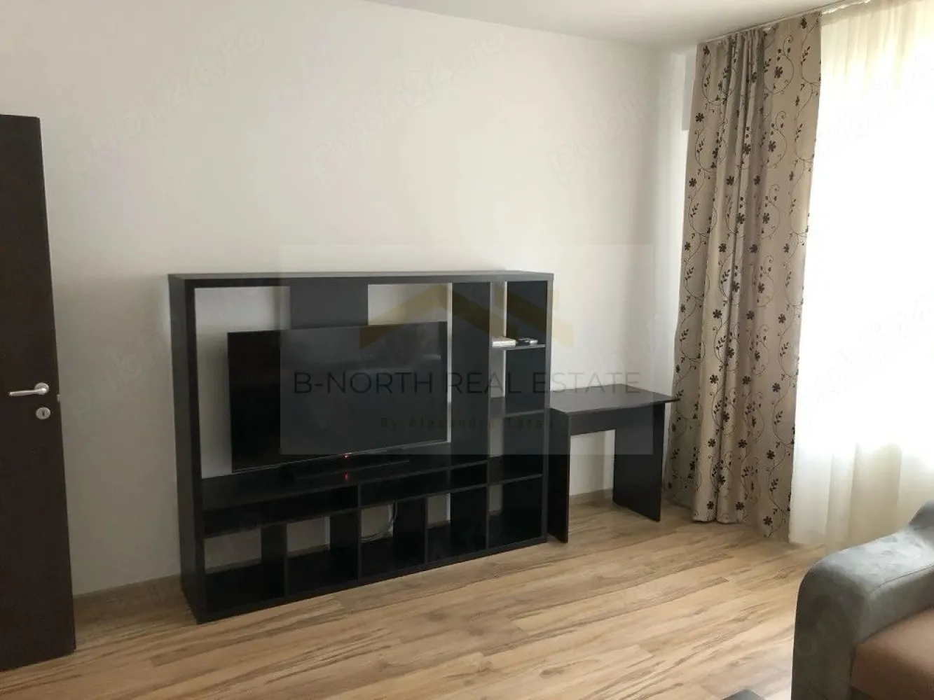 Apartament 2 camere de închiriat | Metrou Dimitrie Leonida | Loc de parcare - B-North Real Estate vă propune spre închiriere un apartament cu 2 camere decomandat, situat în zona Berceni, la doar 200 de metri de stația de metrou Dimitrie Leonida, în imediata apropiere a complexului Monaco Towers.
Apartamentul este amplasat la etajul 1 al unui imobil construit în 2018 și are o suprafață utilă de 60 mp. Se închiriază complet mobilat și utilat, fiind ideal pentru un cuplu sau o persoană care își dorește acces rapid către metrou și toate facilitățile zonei.

Caracteristici principale:

Apartament 2 camere
Compartimentare decomandată
Suprafață utilă: 60 mp
Etaj 1
Construcție 2018
Balcon
Debara
Complet mobilat și utilat
Disponibil imediat

Dotări și beneficii:

Centrală termică proprie pe gaz
Geamuri termopan
Parchet laminat
Gresie și faianță
Bucătărie complet utilată
Spații generoase de depozitare
Costuri reduse de întreținere
Parcare
Loc de parcare inclus
Acces securizat cu barieră

Avantaje locație:

Aproximativ 2 minute de mers până la metrou Dimitrie Leonida
Lângă Monaco Towers
Acces rapid către Sectorul 4 și centrul Bucureștiului
Supermarketuri, farmacii, restaurante și cafenele în apropiere
Mijloace de transport și zone comerciale la câteva minute de mers pe jos
Recomandat pentru:

Cupluri
Persoane singure
Profesioniști
Studenți

Preț și condiții:

Chirie: 420 euro/lună
Loc de parcare inclus
Disponibil imediat

Pentru informații suplimentare și programarea unei vizionări, contactați B-North Real Estate.