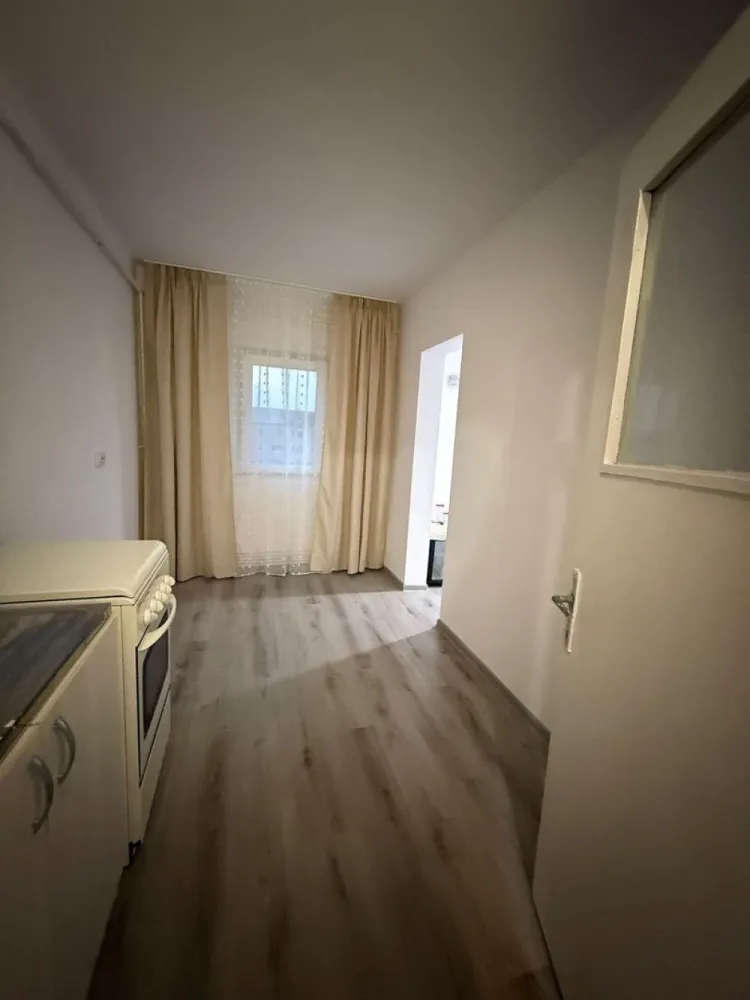 De vanzare apartament cu 2 camere, etaj 4/4, recent renovat, 33.000 euro - Vă propunem spre vânzare un apartament cu 2 camere, situat în Mărășești, pe strada Garoafei, în zona Gară – Parc, o locație liniștită și accesibilă, potrivită atât pentru locuit, cât și pentru investiție. Proprietatea beneficiază de o poziționare avantajoasă, în apropierea principalelor puncte de interes din oraș.
Detalii proprietate:
Apartamentul este situat la etajul 4 din 4, într-un imobil construit în anul 1979, și are o suprafață utilă de 49,4 mp, la care se adaugă o logie de 5,1 mp. Compartimentarea este practică și luminoasă, oferind un spațiu confortabil și bine organizat. A fost recent renovat.

Un avantaj important îl reprezintă podul pe toată suprafața apartamentului, compartimentat identic, cu acces securizat pe bază de cheie, ideal pentru depozitare sau spațiu suplimentar.
Stare apartament:
Proprietatea a fost recent renovata. Este dotată cu geamuri termopan, parchet laminat, ușă metalică la intrare și contor de gaz montat (nu dispune de centrală termică).
Situație juridică:
Actele sunt la zi, proprietatea dispune de carte funciară și certificat energetic, fără datorii sau sarcini.
Preț propus: 33.000 euro, negociabil
Comision intermediere: 1,5%.
Ofertă disponibilă în exclusivitate prin agenția Mag Invest.
Pentru mai multe detalii și programarea unei vizionări:
Liliana Ene – Broker acreditat ABI
Telefon: 0746 252 252