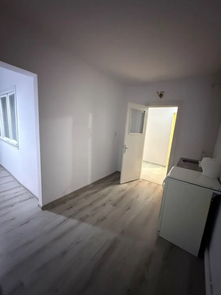 De vanzare apartament cu 2 camere, etaj 4/4, recent renovat, 33.000 euro - Vă propunem spre vânzare un apartament cu 2 camere, situat în Mărășești, pe strada Garoafei, în zona Gară – Parc, o locație liniștită și accesibilă, potrivită atât pentru locuit, cât și pentru investiție. Proprietatea beneficiază de o poziționare avantajoasă, în apropierea principalelor puncte de interes din oraș.
Detalii proprietate:
Apartamentul este situat la etajul 4 din 4, într-un imobil construit în anul 1979, și are o suprafață utilă de 49,4 mp, la care se adaugă o logie de 5,1 mp. Compartimentarea este practică și luminoasă, oferind un spațiu confortabil și bine organizat. A fost recent renovat.

Un avantaj important îl reprezintă podul pe toată suprafața apartamentului, compartimentat identic, cu acces securizat pe bază de cheie, ideal pentru depozitare sau spațiu suplimentar.
Stare apartament:
Proprietatea a fost recent renovata. Este dotată cu geamuri termopan, parchet laminat, ușă metalică la intrare și contor de gaz montat (nu dispune de centrală termică).
Situație juridică:
Actele sunt la zi, proprietatea dispune de carte funciară și certificat energetic, fără datorii sau sarcini.
Preț propus: 33.000 euro, negociabil
Comision intermediere: 1,5%.
Ofertă disponibilă în exclusivitate prin agenția Mag Invest.
Pentru mai multe detalii și programarea unei vizionări:
Liliana Ene – Broker acreditat ABI
Telefon: 0746 252 252