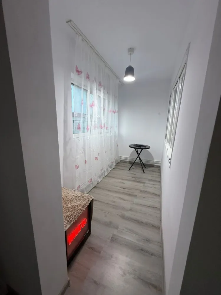 De vanzare apartament cu 2 camere, etaj 4/4, recent renovat, 33.000 euro - Vă propunem spre vânzare un apartament cu 2 camere, situat în Mărășești, pe strada Garoafei, în zona Gară – Parc, o locație liniștită și accesibilă, potrivită atât pentru locuit, cât și pentru investiție. Proprietatea beneficiază de o poziționare avantajoasă, în apropierea principalelor puncte de interes din oraș.
Detalii proprietate:
Apartamentul este situat la etajul 4 din 4, într-un imobil construit în anul 1979, și are o suprafață utilă de 49,4 mp, la care se adaugă o logie de 5,1 mp. Compartimentarea este practică și luminoasă, oferind un spațiu confortabil și bine organizat. A fost recent renovat.

Un avantaj important îl reprezintă podul pe toată suprafața apartamentului, compartimentat identic, cu acces securizat pe bază de cheie, ideal pentru depozitare sau spațiu suplimentar.
Stare apartament:
Proprietatea a fost recent renovata. Este dotată cu geamuri termopan, parchet laminat, ușă metalică la intrare și contor de gaz montat (nu dispune de centrală termică).
Situație juridică:
Actele sunt la zi, proprietatea dispune de carte funciară și certificat energetic, fără datorii sau sarcini.
Preț propus: 33.000 euro, negociabil
Comision intermediere: 1,5%.
Ofertă disponibilă în exclusivitate prin agenția Mag Invest.
Pentru mai multe detalii și programarea unei vizionări:
Liliana Ene – Broker acreditat ABI
Telefon: 0746 252 252