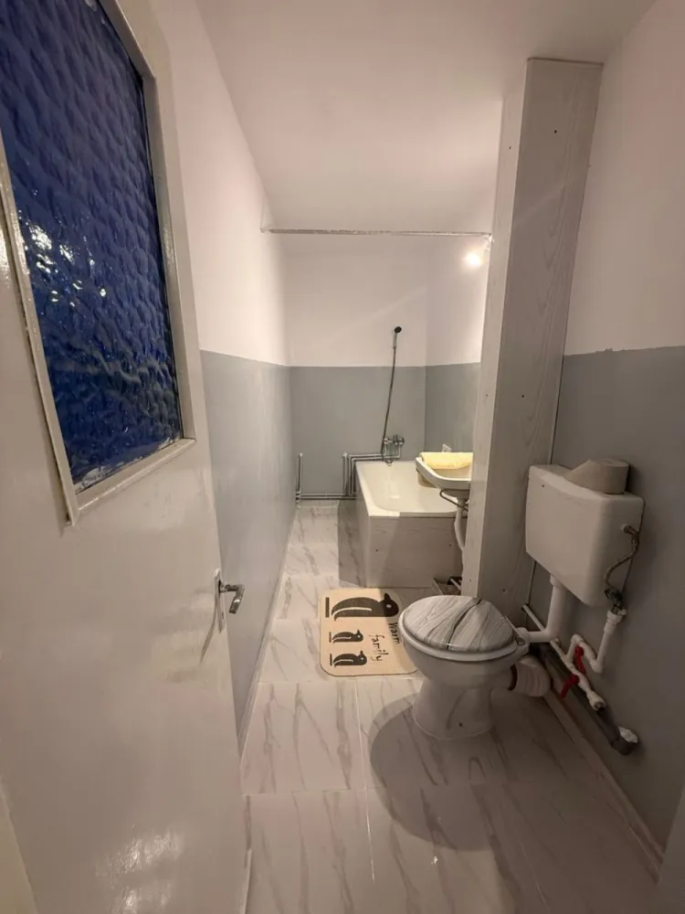 De vanzare apartament cu 2 camere, etaj 4/4, recent renovat, 33.000 euro - Vă propunem spre vânzare un apartament cu 2 camere, situat în Mărășești, pe strada Garoafei, în zona Gară – Parc, o locație liniștită și accesibilă, potrivită atât pentru locuit, cât și pentru investiție. Proprietatea beneficiază de o poziționare avantajoasă, în apropierea principalelor puncte de interes din oraș.
Detalii proprietate:
Apartamentul este situat la etajul 4 din 4, într-un imobil construit în anul 1979, și are o suprafață utilă de 49,4 mp, la care se adaugă o logie de 5,1 mp. Compartimentarea este practică și luminoasă, oferind un spațiu confortabil și bine organizat. A fost recent renovat.

Un avantaj important îl reprezintă podul pe toată suprafața apartamentului, compartimentat identic, cu acces securizat pe bază de cheie, ideal pentru depozitare sau spațiu suplimentar.
Stare apartament:
Proprietatea a fost recent renovata. Este dotată cu geamuri termopan, parchet laminat, ușă metalică la intrare și contor de gaz montat (nu dispune de centrală termică).
Situație juridică:
Actele sunt la zi, proprietatea dispune de carte funciară și certificat energetic, fără datorii sau sarcini.
Preț propus: 33.000 euro, negociabil
Comision intermediere: 1,5%.
Ofertă disponibilă în exclusivitate prin agenția Mag Invest.
Pentru mai multe detalii și programarea unei vizionări:
Liliana Ene – Broker acreditat ABI
Telefon: 0746 252 252