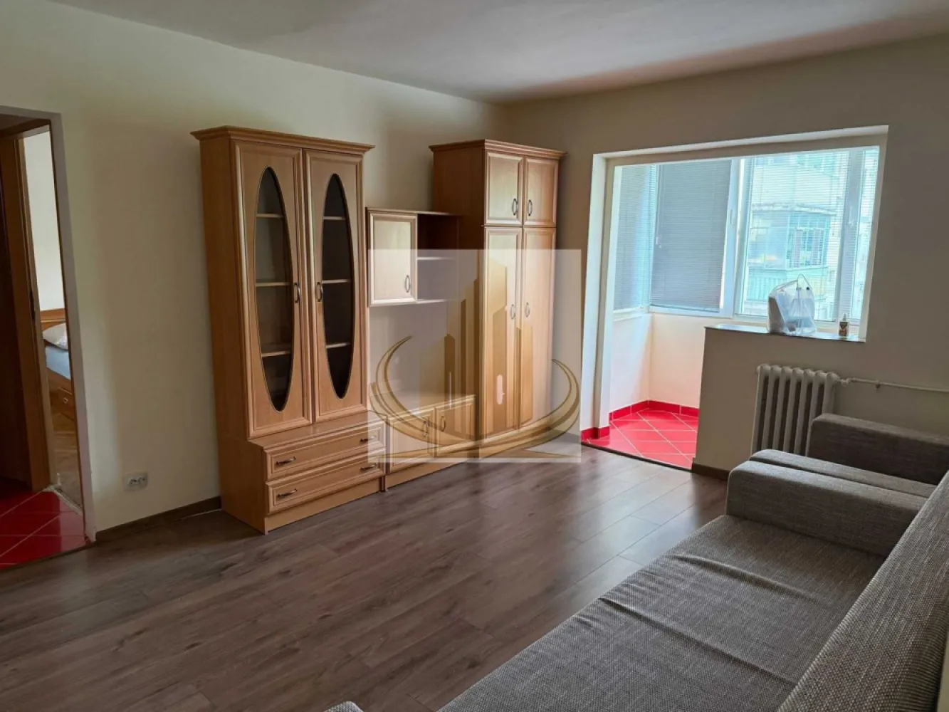Ap 2 Cam | Etaj 1 | Renovat | Zona Complex -Sala Olimpia | Investitie - Echipa Grand Mobilis Imobiliare vă propune spre vânzare un apartament cu 2 camere, semidecomandat, situat la etajul 1 al unui imobil reabilitat termic, într-una dintre cele mai căutate zone ale Timișoarei – zona Stadionului Dan Păltinișanu, la doar câteva minute de mers pe jos de Complexul Studențesc și principalele centre universitare.

Apartamentul a fost renovat în anul 2022 și se remarcă prin starea foarte bună de întreținere, fiind pregătit pentru mutare imediată. Proprietatea beneficiază de instalație electrică complet refăcută, balcon închis cu tâmplărie PVC și geam termopan, precum și de o boxă pentru depozitare, un avantaj important pentru organizarea eficientă a spațiului.

Confortul termic este asigurat prin intermediul sistemului de termoficare, însă pentru cei care își doresc independență energetică există posibilitatea montării unei centrale termice proprii, gazul fiind disponibil pentru branșare.

Apartamentul se vinde complet mobilat și utilat, reprezentând o alegere excelentă atât pentru locuire imediată, cât și pentru investiție.

Poziționarea este unul dintre cele mai mari avantaje ale proprietății. În imediata apropiere regăsim universități, școli, licee, grădinițe, magazine, restaurante, cafenele, parcuri și mijloace de transport în comun cu acces rapid către toate zonele orașului. Totodată, proximitatea față de Complexul Studențesc, spitale și zonele de interes ale orașului transformă această proprietate într-o alegere ideală pentru studenți, tineri profesioniști sau familii.

Datorită amplasării excelente și cererii constante pentru închirieri în această zonă, apartamentul reprezintă și o oportunitate foarte bună de investiție, oferind un randament atractiv și perspective excelente de valorificare pe termen lung.

Un apartament cochet, renovat și pregătit pentru noii proprietari, situat într-o zonă cu acces rapid către tot ceea ce contează în Timișoara.

Pentru mai multe detalii sau programarea unei vizionări, echipa Grand Mobilis Imobiliare vă stă cu drag la dispoziție!