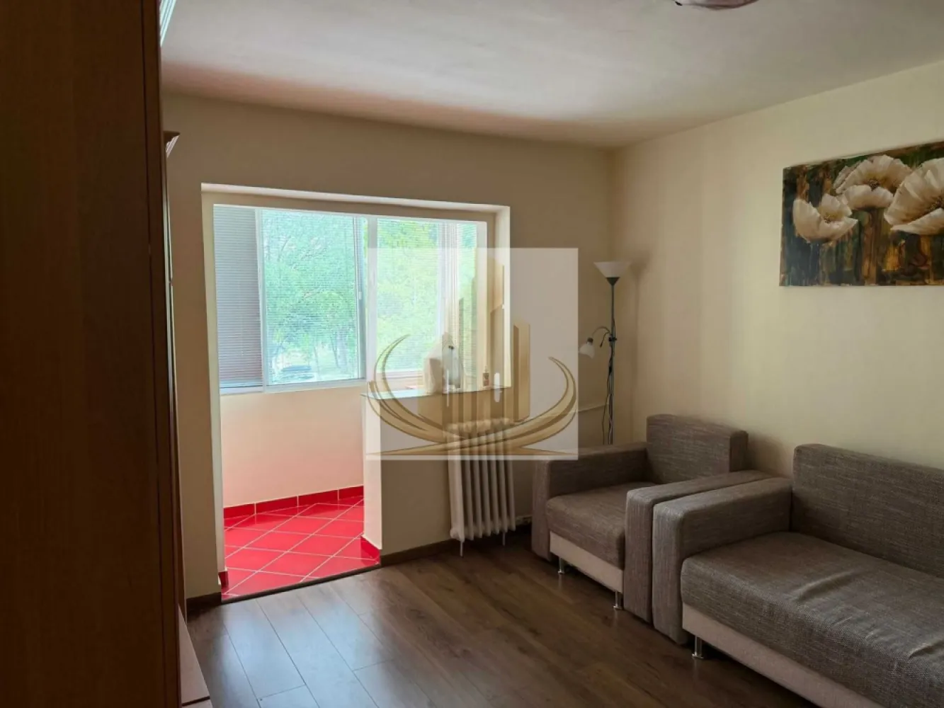 Ap 2 Cam | Etaj 1 | Renovat | Zona Complex -Sala Olimpia | Investitie - Echipa Grand Mobilis Imobiliare vă propune spre vânzare un apartament cu 2 camere, semidecomandat, situat la etajul 1 al unui imobil reabilitat termic, într-una dintre cele mai căutate zone ale Timișoarei – zona Stadionului Dan Păltinișanu, la doar câteva minute de mers pe jos de Complexul Studențesc și principalele centre universitare.

Apartamentul a fost renovat în anul 2022 și se remarcă prin starea foarte bună de întreținere, fiind pregătit pentru mutare imediată. Proprietatea beneficiază de instalație electrică complet refăcută, balcon închis cu tâmplărie PVC și geam termopan, precum și de o boxă pentru depozitare, un avantaj important pentru organizarea eficientă a spațiului.

Confortul termic este asigurat prin intermediul sistemului de termoficare, însă pentru cei care își doresc independență energetică există posibilitatea montării unei centrale termice proprii, gazul fiind disponibil pentru branșare.

Apartamentul se vinde complet mobilat și utilat, reprezentând o alegere excelentă atât pentru locuire imediată, cât și pentru investiție.

Poziționarea este unul dintre cele mai mari avantaje ale proprietății. În imediata apropiere regăsim universități, școli, licee, grădinițe, magazine, restaurante, cafenele, parcuri și mijloace de transport în comun cu acces rapid către toate zonele orașului. Totodată, proximitatea față de Complexul Studențesc, spitale și zonele de interes ale orașului transformă această proprietate într-o alegere ideală pentru studenți, tineri profesioniști sau familii.

Datorită amplasării excelente și cererii constante pentru închirieri în această zonă, apartamentul reprezintă și o oportunitate foarte bună de investiție, oferind un randament atractiv și perspective excelente de valorificare pe termen lung.

Un apartament cochet, renovat și pregătit pentru noii proprietari, situat într-o zonă cu acces rapid către tot ceea ce contează în Timișoara.

Pentru mai multe detalii sau programarea unei vizionări, echipa Grand Mobilis Imobiliare vă stă cu drag la dispoziție!