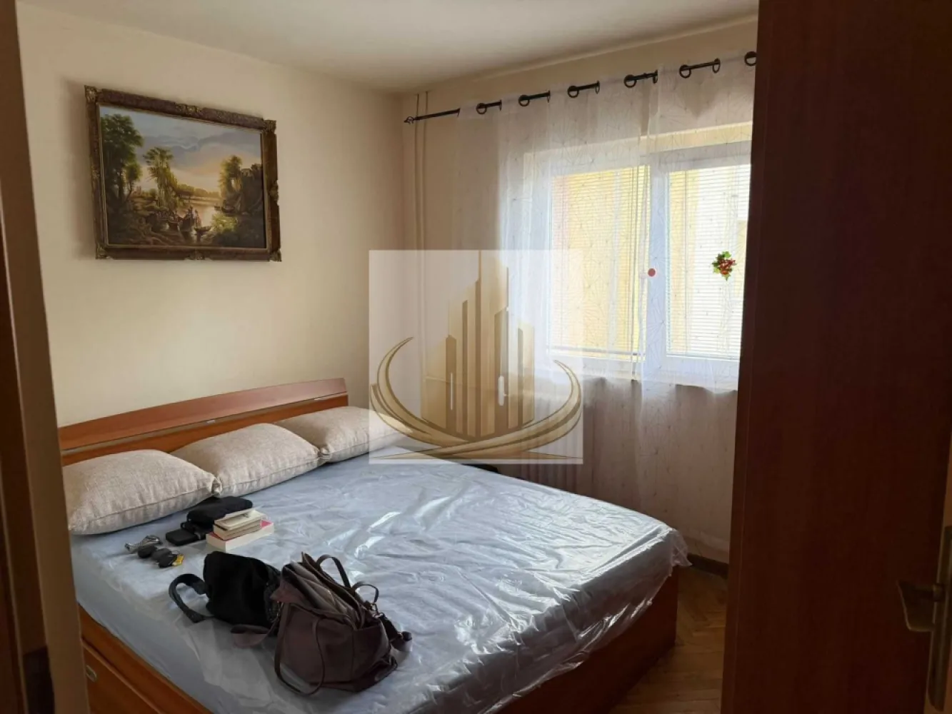 Ap 2 Cam | Etaj 1 | Renovat | Zona Complex -Sala Olimpia | Investitie - Echipa Grand Mobilis Imobiliare vă propune spre vânzare un apartament cu 2 camere, semidecomandat, situat la etajul 1 al unui imobil reabilitat termic, într-una dintre cele mai căutate zone ale Timișoarei – zona Stadionului Dan Păltinișanu, la doar câteva minute de mers pe jos de Complexul Studențesc și principalele centre universitare.

Apartamentul a fost renovat în anul 2022 și se remarcă prin starea foarte bună de întreținere, fiind pregătit pentru mutare imediată. Proprietatea beneficiază de instalație electrică complet refăcută, balcon închis cu tâmplărie PVC și geam termopan, precum și de o boxă pentru depozitare, un avantaj important pentru organizarea eficientă a spațiului.

Confortul termic este asigurat prin intermediul sistemului de termoficare, însă pentru cei care își doresc independență energetică există posibilitatea montării unei centrale termice proprii, gazul fiind disponibil pentru branșare.

Apartamentul se vinde complet mobilat și utilat, reprezentând o alegere excelentă atât pentru locuire imediată, cât și pentru investiție.

Poziționarea este unul dintre cele mai mari avantaje ale proprietății. În imediata apropiere regăsim universități, școli, licee, grădinițe, magazine, restaurante, cafenele, parcuri și mijloace de transport în comun cu acces rapid către toate zonele orașului. Totodată, proximitatea față de Complexul Studențesc, spitale și zonele de interes ale orașului transformă această proprietate într-o alegere ideală pentru studenți, tineri profesioniști sau familii.

Datorită amplasării excelente și cererii constante pentru închirieri în această zonă, apartamentul reprezintă și o oportunitate foarte bună de investiție, oferind un randament atractiv și perspective excelente de valorificare pe termen lung.

Un apartament cochet, renovat și pregătit pentru noii proprietari, situat într-o zonă cu acces rapid către tot ceea ce contează în Timișoara.

Pentru mai multe detalii sau programarea unei vizionări, echipa Grand Mobilis Imobiliare vă stă cu drag la dispoziție!