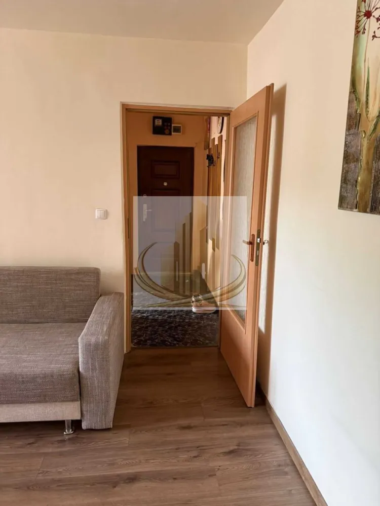 Ap 2 Cam | Etaj 1 | Renovat | Zona Complex -Sala Olimpia | Investitie - Echipa Grand Mobilis Imobiliare vă propune spre vânzare un apartament cu 2 camere, semidecomandat, situat la etajul 1 al unui imobil reabilitat termic, într-una dintre cele mai căutate zone ale Timișoarei – zona Stadionului Dan Păltinișanu, la doar câteva minute de mers pe jos de Complexul Studențesc și principalele centre universitare.

Apartamentul a fost renovat în anul 2022 și se remarcă prin starea foarte bună de întreținere, fiind pregătit pentru mutare imediată. Proprietatea beneficiază de instalație electrică complet refăcută, balcon închis cu tâmplărie PVC și geam termopan, precum și de o boxă pentru depozitare, un avantaj important pentru organizarea eficientă a spațiului.

Confortul termic este asigurat prin intermediul sistemului de termoficare, însă pentru cei care își doresc independență energetică există posibilitatea montării unei centrale termice proprii, gazul fiind disponibil pentru branșare.

Apartamentul se vinde complet mobilat și utilat, reprezentând o alegere excelentă atât pentru locuire imediată, cât și pentru investiție.

Poziționarea este unul dintre cele mai mari avantaje ale proprietății. În imediata apropiere regăsim universități, școli, licee, grădinițe, magazine, restaurante, cafenele, parcuri și mijloace de transport în comun cu acces rapid către toate zonele orașului. Totodată, proximitatea față de Complexul Studențesc, spitale și zonele de interes ale orașului transformă această proprietate într-o alegere ideală pentru studenți, tineri profesioniști sau familii.

Datorită amplasării excelente și cererii constante pentru închirieri în această zonă, apartamentul reprezintă și o oportunitate foarte bună de investiție, oferind un randament atractiv și perspective excelente de valorificare pe termen lung.

Un apartament cochet, renovat și pregătit pentru noii proprietari, situat într-o zonă cu acces rapid către tot ceea ce contează în Timișoara.

Pentru mai multe detalii sau programarea unei vizionări, echipa Grand Mobilis Imobiliare vă stă cu drag la dispoziție!