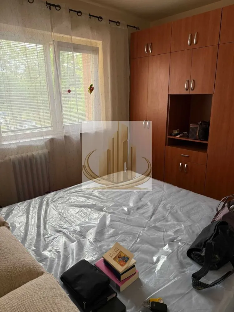 Ap 2 Cam | Etaj 1 | Renovat | Zona Complex -Sala Olimpia | Investitie - Echipa Grand Mobilis Imobiliare vă propune spre vânzare un apartament cu 2 camere, semidecomandat, situat la etajul 1 al unui imobil reabilitat termic, într-una dintre cele mai căutate zone ale Timișoarei – zona Stadionului Dan Păltinișanu, la doar câteva minute de mers pe jos de Complexul Studențesc și principalele centre universitare.

Apartamentul a fost renovat în anul 2022 și se remarcă prin starea foarte bună de întreținere, fiind pregătit pentru mutare imediată. Proprietatea beneficiază de instalație electrică complet refăcută, balcon închis cu tâmplărie PVC și geam termopan, precum și de o boxă pentru depozitare, un avantaj important pentru organizarea eficientă a spațiului.

Confortul termic este asigurat prin intermediul sistemului de termoficare, însă pentru cei care își doresc independență energetică există posibilitatea montării unei centrale termice proprii, gazul fiind disponibil pentru branșare.

Apartamentul se vinde complet mobilat și utilat, reprezentând o alegere excelentă atât pentru locuire imediată, cât și pentru investiție.

Poziționarea este unul dintre cele mai mari avantaje ale proprietății. În imediata apropiere regăsim universități, școli, licee, grădinițe, magazine, restaurante, cafenele, parcuri și mijloace de transport în comun cu acces rapid către toate zonele orașului. Totodată, proximitatea față de Complexul Studențesc, spitale și zonele de interes ale orașului transformă această proprietate într-o alegere ideală pentru studenți, tineri profesioniști sau familii.

Datorită amplasării excelente și cererii constante pentru închirieri în această zonă, apartamentul reprezintă și o oportunitate foarte bună de investiție, oferind un randament atractiv și perspective excelente de valorificare pe termen lung.

Un apartament cochet, renovat și pregătit pentru noii proprietari, situat într-o zonă cu acces rapid către tot ceea ce contează în Timișoara.

Pentru mai multe detalii sau programarea unei vizionări, echipa Grand Mobilis Imobiliare vă stă cu drag la dispoziție!