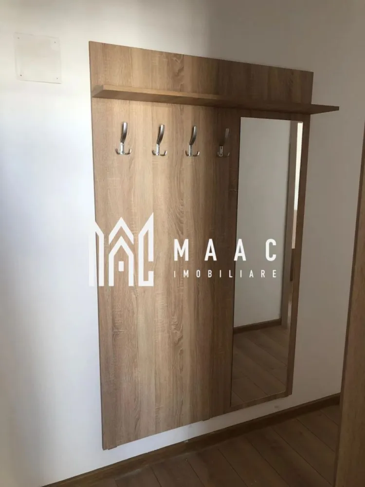 Apartament 3 camere | 60MPU | Șelimbăr | Goga - MAAC Imobiliare vă propune spre închiriere un apartament modern cu 3 camere, spațios și luminos, situat într-o locație strategică, ideală pentru cei care își doresc confort, finisaje noi și un acces ultra-rapid către principalele puncte de interes din oraș și zona comercială Șelimbăr.

Proprietatea are o suprafață utilă de 60 mp, este finalizată recent (în anul 2025) și se află la etajul 2 al unui imobil situat într-o zonă accesibilă. Compartimentarea este decomandată, optimizată excelent pentru a oferi intimitate și funcționalitate locatarilor săi.

Caracteristici principale
Număr camere: 3 (2 dormitoare separate și zona de zi)

Compartimentare și dotări interioare:
Zona de zi:
Living generos și luminos, integrat perfect cu o bucătărie de tip open-space care beneficiază de ferestre mari, inundată de lumină naturală, fiind complet mobilată și utilată cu electrocasnice esențiale (plită, cuptor și frigider)

Două dormitoare separate, spațioase
Baie: 
finisată modern cu faianță, complet utilată cu chiuvetă, toaletă și cabină de duș

Finisaje: Pardoseli din parchet, ferestre mari și pereți vopsiți în alb impecabil, detalii care amplifică senzația de spațiu, curățenie și luminozitate

Avantaje și puncte de interes în proximitate
Locație excelentă: Situat la granița dintre Sibiu și Șelimbăr, oferind un echilibru perfect între liniște și accesibilitate

Shopping & Retail:
Poziționat excelent față de Shopping City Sibiu, cu acces rapid la hypermarketuri (Auchan, Carrefour, Lidl), restaurante, magazine de bricolaj și zone de divertisment

Acces facil și extrem de rapid către centrul orașului Sibiu, arterele principale de circulație și centura ocolitoare / autostrada A1

Apartamentul reprezintă o oportunitate ideală pentru un cuplu, o familie tânără sau profesioniști care caută o locuință nouă, curată și excelent poziționată pe harta orașului.

Condiții închiriere:
Nu se acceptă animale de companie
Se percepe garanție în cuantumul unei chirii

Pentru mai multe detalii, informații suplimentare sau pentru a programa o vizionare contacați-ne și specificați codul de identificare al proprietății ID: CP3106052