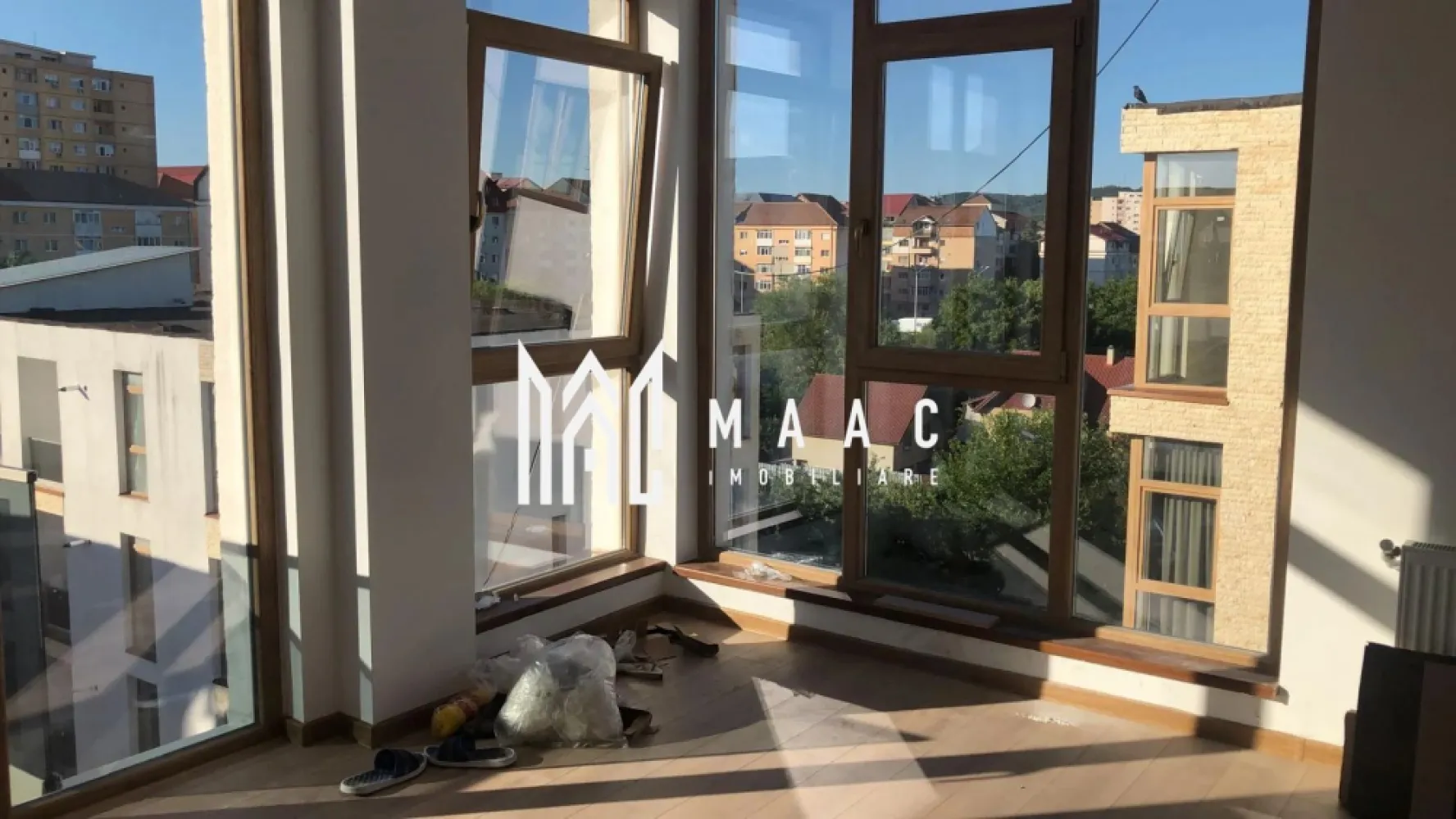 Apartament 3 camere | 60MPU | Șelimbăr | Goga - MAAC Imobiliare vă propune spre închiriere un apartament modern cu 3 camere, spațios și luminos, situat într-o locație strategică, ideală pentru cei care își doresc confort, finisaje noi și un acces ultra-rapid către principalele puncte de interes din oraș și zona comercială Șelimbăr.

Proprietatea are o suprafață utilă de 60 mp, este finalizată recent (în anul 2025) și se află la etajul 2 al unui imobil situat într-o zonă accesibilă. Compartimentarea este decomandată, optimizată excelent pentru a oferi intimitate și funcționalitate locatarilor săi.

Caracteristici principale
Număr camere: 3 (2 dormitoare separate și zona de zi)

Compartimentare și dotări interioare:
Zona de zi:
Living generos și luminos, integrat perfect cu o bucătărie de tip open-space care beneficiază de ferestre mari, inundată de lumină naturală, fiind complet mobilată și utilată cu electrocasnice esențiale (plită, cuptor și frigider)

Două dormitoare separate, spațioase
Baie: 
finisată modern cu faianță, complet utilată cu chiuvetă, toaletă și cabină de duș

Finisaje: Pardoseli din parchet, ferestre mari și pereți vopsiți în alb impecabil, detalii care amplifică senzația de spațiu, curățenie și luminozitate

Avantaje și puncte de interes în proximitate
Locație excelentă: Situat la granița dintre Sibiu și Șelimbăr, oferind un echilibru perfect între liniște și accesibilitate

Shopping & Retail:
Poziționat excelent față de Shopping City Sibiu, cu acces rapid la hypermarketuri (Auchan, Carrefour, Lidl), restaurante, magazine de bricolaj și zone de divertisment

Acces facil și extrem de rapid către centrul orașului Sibiu, arterele principale de circulație și centura ocolitoare / autostrada A1

Apartamentul reprezintă o oportunitate ideală pentru un cuplu, o familie tânără sau profesioniști care caută o locuință nouă, curată și excelent poziționată pe harta orașului.

Condiții închiriere:
Nu se acceptă animale de companie
Se percepe garanție în cuantumul unei chirii

Pentru mai multe detalii, informații suplimentare sau pentru a programa o vizionare contacați-ne și specificați codul de identificare al proprietății ID: CP3106052