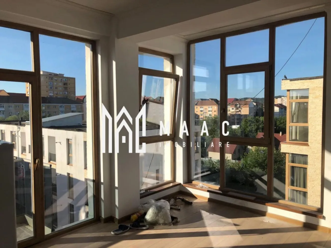 Apartament 3 camere | 60MPU | Șelimbăr | Goga - MAAC Imobiliare vă propune spre închiriere un apartament modern cu 3 camere, spațios și luminos, situat într-o locație strategică, ideală pentru cei care își doresc confort, finisaje noi și un acces ultra-rapid către principalele puncte de interes din oraș și zona comercială Șelimbăr.

Proprietatea are o suprafață utilă de 60 mp, este finalizată recent (în anul 2025) și se află la etajul 2 al unui imobil situat într-o zonă accesibilă. Compartimentarea este decomandată, optimizată excelent pentru a oferi intimitate și funcționalitate locatarilor săi.

Caracteristici principale
Număr camere: 3 (2 dormitoare separate și zona de zi)

Compartimentare și dotări interioare:
Zona de zi:
Living generos și luminos, integrat perfect cu o bucătărie de tip open-space care beneficiază de ferestre mari, inundată de lumină naturală, fiind complet mobilată și utilată cu electrocasnice esențiale (plită, cuptor și frigider)

Două dormitoare separate, spațioase
Baie: 
finisată modern cu faianță, complet utilată cu chiuvetă, toaletă și cabină de duș

Finisaje: Pardoseli din parchet, ferestre mari și pereți vopsiți în alb impecabil, detalii care amplifică senzația de spațiu, curățenie și luminozitate

Avantaje și puncte de interes în proximitate
Locație excelentă: Situat la granița dintre Sibiu și Șelimbăr, oferind un echilibru perfect între liniște și accesibilitate

Shopping & Retail:
Poziționat excelent față de Shopping City Sibiu, cu acces rapid la hypermarketuri (Auchan, Carrefour, Lidl), restaurante, magazine de bricolaj și zone de divertisment

Acces facil și extrem de rapid către centrul orașului Sibiu, arterele principale de circulație și centura ocolitoare / autostrada A1

Apartamentul reprezintă o oportunitate ideală pentru un cuplu, o familie tânără sau profesioniști care caută o locuință nouă, curată și excelent poziționată pe harta orașului.

Condiții închiriere:
Nu se acceptă animale de companie
Se percepe garanție în cuantumul unei chirii

Pentru mai multe detalii, informații suplimentare sau pentru a programa o vizionare contacați-ne și specificați codul de identificare al proprietății ID: CP3106052