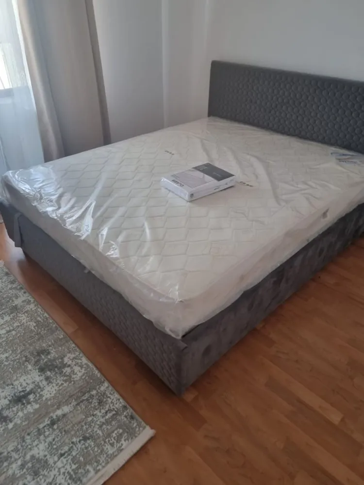 De inchiriat apartament cu 3 camere, zona Garii, etaj 3, 490 euro negociabi - Se oferă spre închiriere un apartament generos, cu o suprafață de 85 mp, situat la etajul 3, într-o zonă foarte accesibilă, aproape de Gară.
Locuința este compusă din:
- 3 camere spațioase și luminoase; 90% din mobila este noua
- 2 băi;
- bucătărie;
- hol generos.
Apartamentul este ideal pentru o familie sau pentru persoane care își doresc confort și spațiu, beneficiind de acces rapid la mijloace de transport, magazine, școli și alte puncte de interes.
Chirie: 490 euro/lună, negociabil.
Garantie returnabila 490 euro.
Se percepe comision de tranzactionare.
Pentru mai multe informații sau pentru programarea unei vizionări, vă rugăm să ne contactați 0746.252.252 Liliana Ene, Agentia Mag Invest .