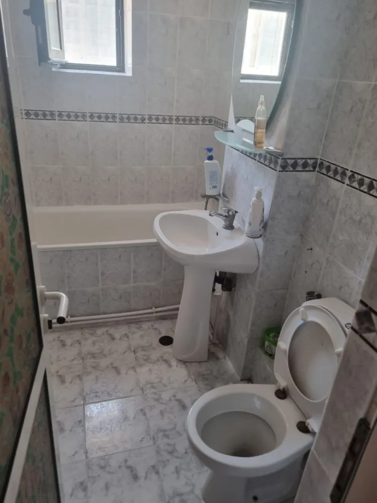 De inchiriat apartament cu 3 camere, zona Garii, etaj 3, 490 euro negociabi - Se oferă spre închiriere un apartament generos, cu o suprafață de 85 mp, situat la etajul 3, într-o zonă foarte accesibilă, aproape de Gară.
Locuința este compusă din:
- 3 camere spațioase și luminoase; 90% din mobila este noua
- 2 băi;
- bucătărie;
- hol generos.
Apartamentul este ideal pentru o familie sau pentru persoane care își doresc confort și spațiu, beneficiind de acces rapid la mijloace de transport, magazine, școli și alte puncte de interes.
Chirie: 490 euro/lună, negociabil.
Garantie returnabila 490 euro.
Se percepe comision de tranzactionare.
Pentru mai multe informații sau pentru programarea unei vizionări, vă rugăm să ne contactați 0746.252.252 Liliana Ene, Agentia Mag Invest .