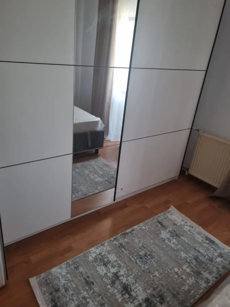 De inchiriat apartament cu 3 camere, zona Garii, etaj 3, 490 euro negociabi - Se oferă spre închiriere un apartament generos, cu o suprafață de 85 mp, situat la etajul 3, într-o zonă foarte accesibilă, aproape de Gară.
Locuința este compusă din:
- 3 camere spațioase și luminoase; 90% din mobila este noua
- 2 băi;
- bucătărie;
- hol generos.
Apartamentul este ideal pentru o familie sau pentru persoane care își doresc confort și spațiu, beneficiind de acces rapid la mijloace de transport, magazine, școli și alte puncte de interes.
Chirie: 490 euro/lună, negociabil.
Garantie returnabila 490 euro.
Se percepe comision de tranzactionare.
Pentru mai multe informații sau pentru programarea unei vizionări, vă rugăm să ne contactați 0746.252.252 Liliana Ene, Agentia Mag Invest .