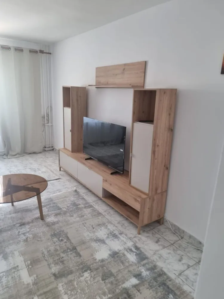 De inchiriat apartament cu 3 camere, zona Garii, etaj 3, 490 euro negociabi - Se oferă spre închiriere un apartament generos, cu o suprafață de 85 mp, situat la etajul 3, într-o zonă foarte accesibilă, aproape de Gară.
Locuința este compusă din:
- 3 camere spațioase și luminoase; 90% din mobila este noua
- 2 băi;
- bucătărie;
- hol generos.
Apartamentul este ideal pentru o familie sau pentru persoane care își doresc confort și spațiu, beneficiind de acces rapid la mijloace de transport, magazine, școli și alte puncte de interes.
Chirie: 490 euro/lună, negociabil.
Garantie returnabila 490 euro.
Se percepe comision de tranzactionare.
Pentru mai multe informații sau pentru programarea unei vizionări, vă rugăm să ne contactați 0746.252.252 Liliana Ene, Agentia Mag Invest .