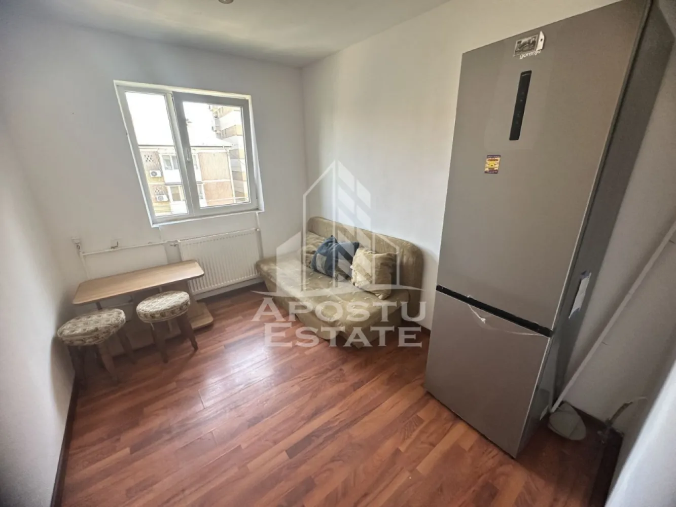 Garsoniera, Bloc izolat, Etaj intermediar, Sagului, Timisoara - Agentie imobiliara, APOSTU ESTATE va ofera spre vanzare, o garsoniera nedecomandata, situata la etajul 4, intr-un bloc cu regim de inaltime P+4+M, aflata in zona Sagului din Timisoara.   

Garsoniera are o suprafata utila de 12mp, compartimentarea fiind realizata astfel :   

- Hol de acces.
 
-Camera de zi.

-Baie proprie

.   Confortul termic este asigurat prin termoficarea Colterm, incalzirea fiind realizata prin calorifere.    

Amplasarea imobilului, retrasa fata de arterele cu trafic intens, ofera liniste pe intreaga durata a zilei. Totodata, accesul este facil catre orice punct de interes major din zona, cat si acces usor catre centrul Timisoarei.    

Nu ezitati sa ne contactati penru stabilirea unei vizionari sau alte detalii suplimentare.

    ID intern: CP3180382