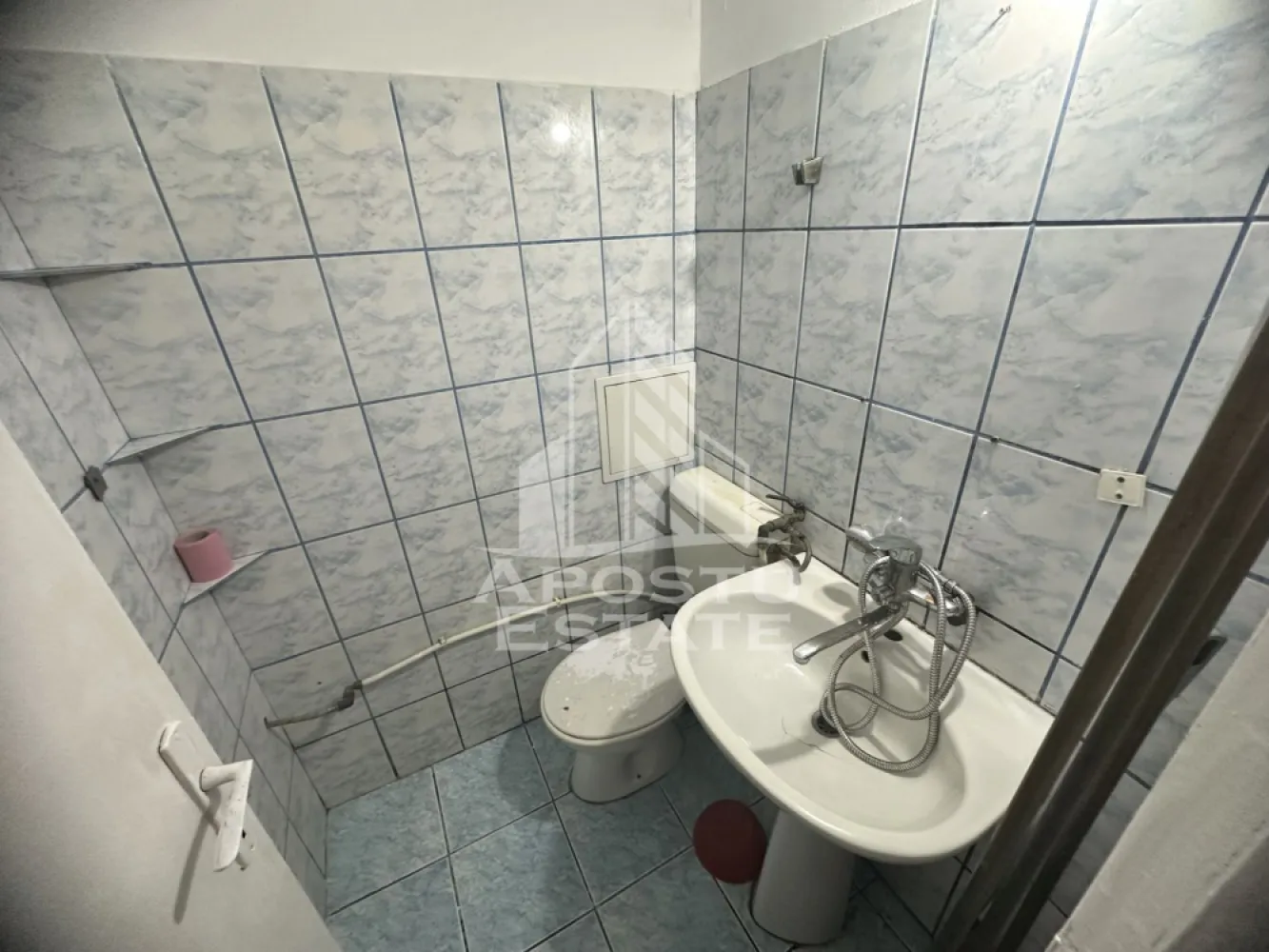 Garsoniera, Bloc izolat, Etaj intermediar, Sagului, Timisoara - Agentie imobiliara, APOSTU ESTATE va ofera spre vanzare, o garsoniera nedecomandata, situata la etajul 4, intr-un bloc cu regim de inaltime P+4+M, aflata in zona Sagului din Timisoara.   

Garsoniera are o suprafata utila de 12mp, compartimentarea fiind realizata astfel :   

- Hol de acces.
 
-Camera de zi.

-Baie proprie

.   Confortul termic este asigurat prin termoficarea Colterm, incalzirea fiind realizata prin calorifere.    

Amplasarea imobilului, retrasa fata de arterele cu trafic intens, ofera liniste pe intreaga durata a zilei. Totodata, accesul este facil catre orice punct de interes major din zona, cat si acces usor catre centrul Timisoarei.    

Nu ezitati sa ne contactati penru stabilirea unei vizionari sau alte detalii suplimentare.

    ID intern: CP3180382