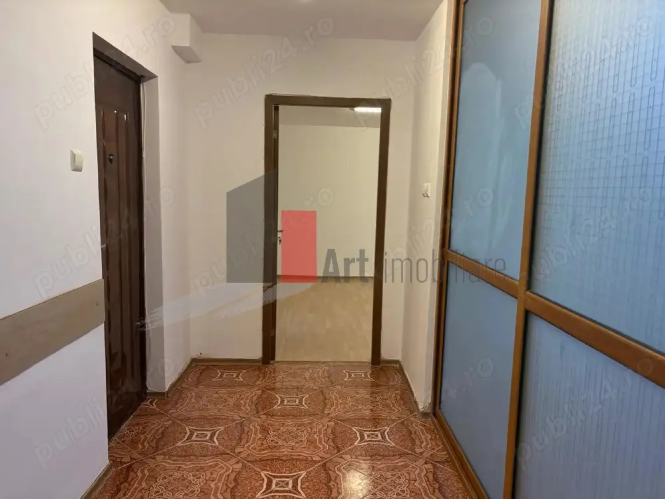 APARTAMENT 2 CAMERE SEBASTIAN - Va prezentam spre vanzare un apartament de 2 camere decomandate situat foarte 
 aproape de parcul Sebastian, la etajul 1 din 8 , in suprafata de 65mp.
 Apartamentul se compune din living ,dormitor , baie , hol , baie , balcon.
 Comfortul termic este asigurat de la reteaua centralizata.
 Pentru mai multe detalii sau vizionare sunati la 0722 371 033.
