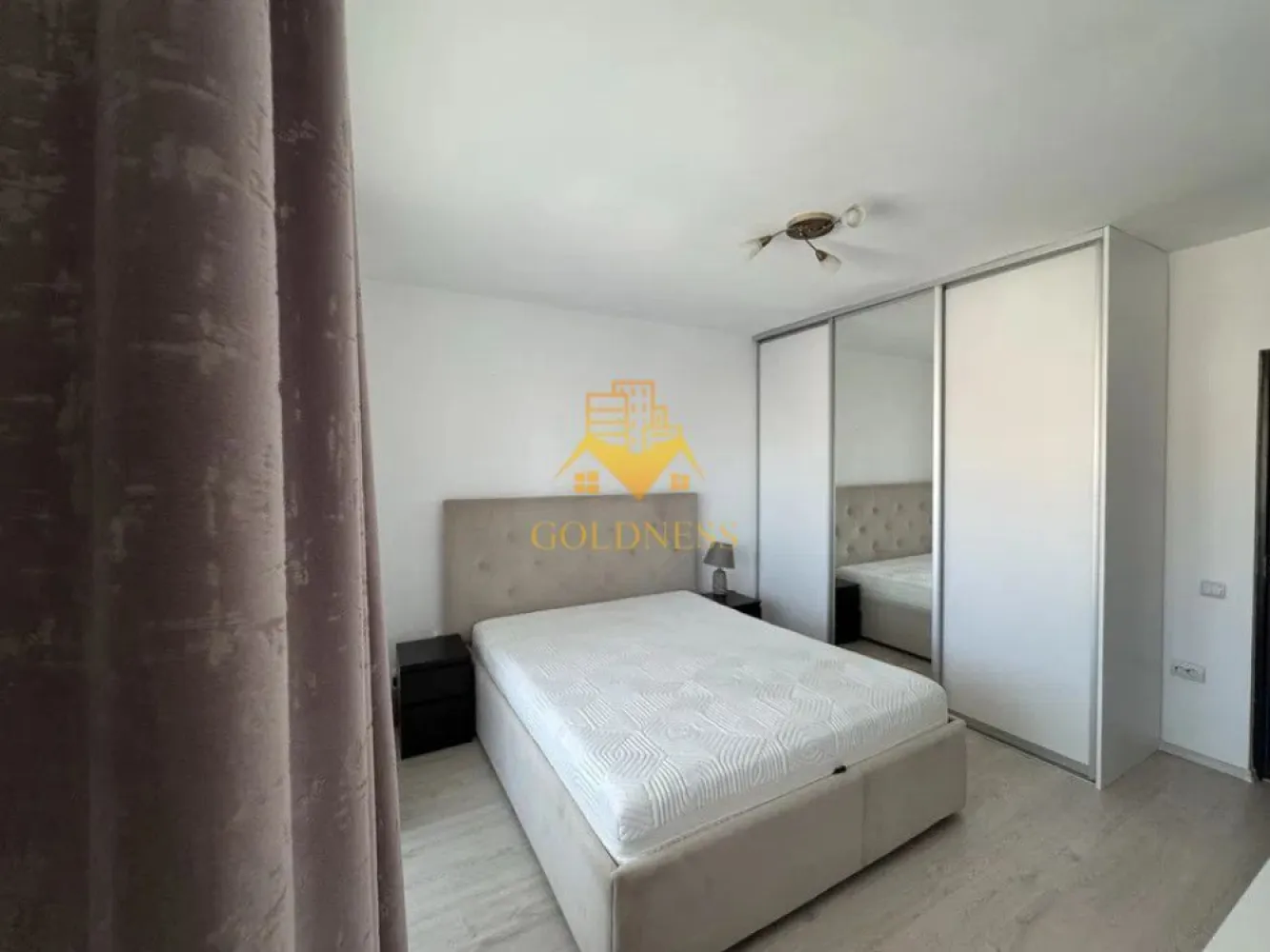 3 camere open space, Modern, Parcare, MOL, Profi, Zorilor,Calea Turzii - GOLDNESS Imobiliare vă propune spre închiriere un apartament cu 3 camere complet mobilat și utilat, la etajul 5 într-un imobil de 6 etaje, în Cartierul Zorilor. 
Dispune de loc de parcare!
Se află în apropierea stațiilor de transport în comun, magazine, restaurante, spații verzi, farmacii, etc. 

Apartamentul este compartimentat astfel:
 - dormitor cu pat matrimonial, dressing, noptiere
 - dormitor cu un pat, birou, televizor 
 - living cu bucatarie open space complet utilată și mobilată, canapea extensibilă, comoda tv, loc de servit masa 
 - baie cu cada, calorifer port prosop și dulap pentru depozitare.
 - doua balcoane unul inchis de 5 mp, al doilea este deschis de 8 mp.

Imobilul este dotat cu toate cele necesare- centrală proprie, frigider, plita, hotă, mașină de spălat haine, televizor, etc. 

Dacă sunteți interesați de acest apartament și doriți să îl vizionați, dar și pentru alte oferte nu ezitați să ne contactați telefonic sau prin e-mail. Vă stăm la dispoziție!
Pentru intermediere se percepe un comision de 50% din prețul chiriei!