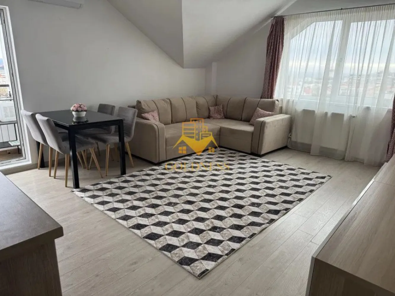 3 camere open space, Modern, Parcare, MOL, Profi, Zorilor,Calea Turzii - GOLDNESS Imobiliare vă propune spre închiriere un apartament cu 3 camere complet mobilat și utilat, la etajul 5 într-un imobil de 6 etaje, în Cartierul Zorilor. 
Dispune de loc de parcare!
Se află în apropierea stațiilor de transport în comun, magazine, restaurante, spații verzi, farmacii, etc. 

Apartamentul este compartimentat astfel:
 - dormitor cu pat matrimonial, dressing, noptiere
 - dormitor cu un pat, birou, televizor 
 - living cu bucatarie open space complet utilată și mobilată, canapea extensibilă, comoda tv, loc de servit masa 
 - baie cu cada, calorifer port prosop și dulap pentru depozitare.
 - doua balcoane unul inchis de 5 mp, al doilea este deschis de 8 mp.

Imobilul este dotat cu toate cele necesare- centrală proprie, frigider, plita, hotă, mașină de spălat haine, televizor, etc. 

Dacă sunteți interesați de acest apartament și doriți să îl vizionați, dar și pentru alte oferte nu ezitați să ne contactați telefonic sau prin e-mail. Vă stăm la dispoziție!
Pentru intermediere se percepe un comision de 50% din prețul chiriei!