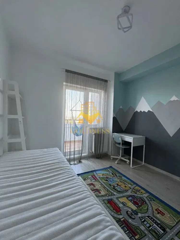 3 camere open space, Modern, Parcare, MOL, Profi, Zorilor,Calea Turzii - GOLDNESS Imobiliare vă propune spre închiriere un apartament cu 3 camere complet mobilat și utilat, la etajul 5 într-un imobil de 6 etaje, în Cartierul Zorilor. 
Dispune de loc de parcare!
Se află în apropierea stațiilor de transport în comun, magazine, restaurante, spații verzi, farmacii, etc. 

Apartamentul este compartimentat astfel:
 - dormitor cu pat matrimonial, dressing, noptiere
 - dormitor cu un pat, birou, televizor 
 - living cu bucatarie open space complet utilată și mobilată, canapea extensibilă, comoda tv, loc de servit masa 
 - baie cu cada, calorifer port prosop și dulap pentru depozitare.
 - doua balcoane unul inchis de 5 mp, al doilea este deschis de 8 mp.

Imobilul este dotat cu toate cele necesare- centrală proprie, frigider, plita, hotă, mașină de spălat haine, televizor, etc. 

Dacă sunteți interesați de acest apartament și doriți să îl vizionați, dar și pentru alte oferte nu ezitați să ne contactați telefonic sau prin e-mail. Vă stăm la dispoziție!
Pentru intermediere se percepe un comision de 50% din prețul chiriei!