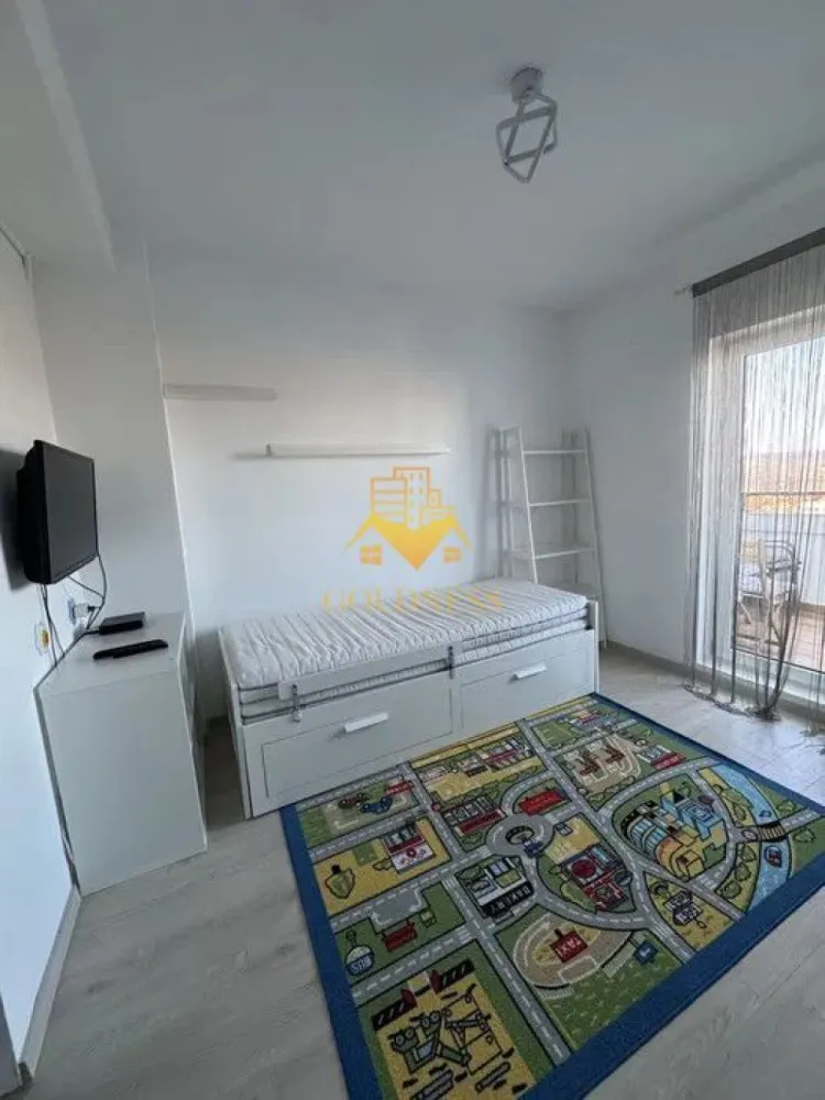 3 camere open space, Modern, Parcare, MOL, Profi, Zorilor,Calea Turzii - GOLDNESS Imobiliare vă propune spre închiriere un apartament cu 3 camere complet mobilat și utilat, la etajul 5 într-un imobil de 6 etaje, în Cartierul Zorilor. 
Dispune de loc de parcare!
Se află în apropierea stațiilor de transport în comun, magazine, restaurante, spații verzi, farmacii, etc. 

Apartamentul este compartimentat astfel:
 - dormitor cu pat matrimonial, dressing, noptiere
 - dormitor cu un pat, birou, televizor 
 - living cu bucatarie open space complet utilată și mobilată, canapea extensibilă, comoda tv, loc de servit masa 
 - baie cu cada, calorifer port prosop și dulap pentru depozitare.
 - doua balcoane unul inchis de 5 mp, al doilea este deschis de 8 mp.

Imobilul este dotat cu toate cele necesare- centrală proprie, frigider, plita, hotă, mașină de spălat haine, televizor, etc. 

Dacă sunteți interesați de acest apartament și doriți să îl vizionați, dar și pentru alte oferte nu ezitați să ne contactați telefonic sau prin e-mail. Vă stăm la dispoziție!
Pentru intermediere se percepe un comision de 50% din prețul chiriei!