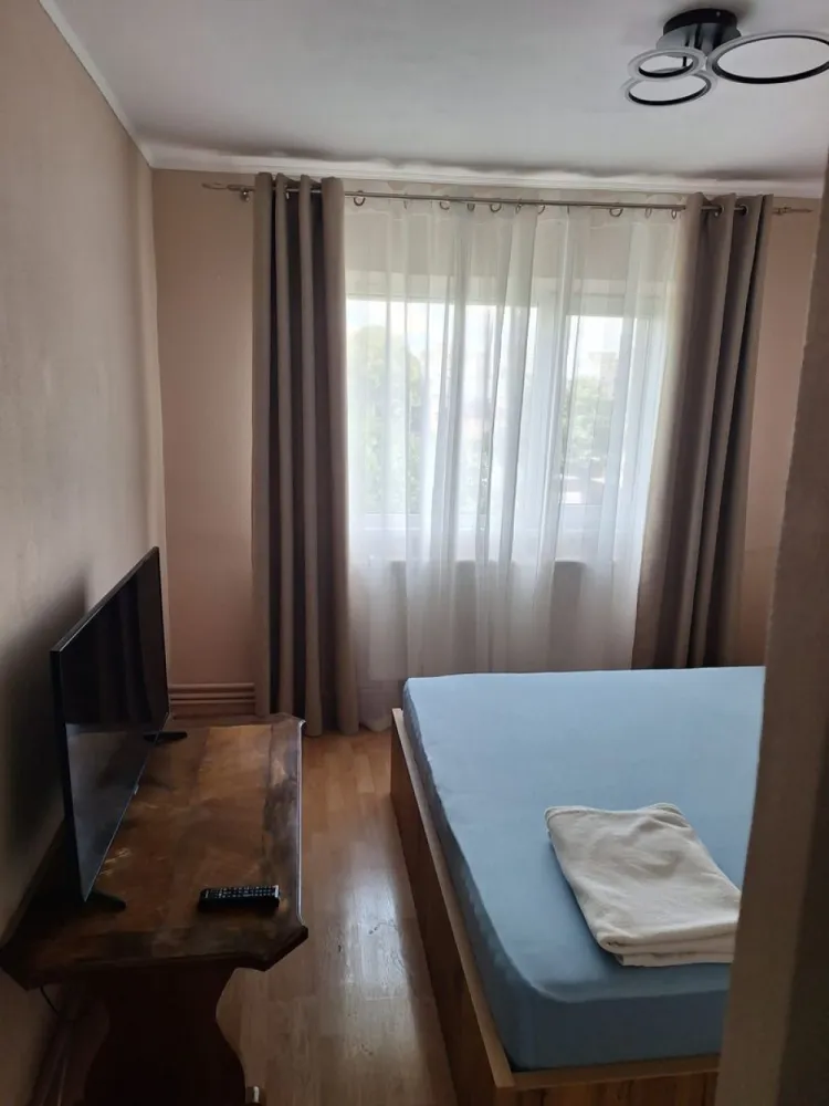 Regim hotelier, 2 camere, Micro 17, 200 lei/noapte - Se ofera spre inchiriere în regim hotelier un apartament modern cu 2 camere, situat în cartierul Micro 17, într-o zonă liniștită și accesibilă.
Apartamentul este complet mobilat și utilat, amenajat cu bun gust și oferă toate condițiile necesare pentru un sejur confortabil. Beneficiați de spații luminoase, mobilier modern și toate facilitățile necesare pentru a vă simți ca acasă.
- Living spațios
- Dormitor confortabil
- Bucătărie complet utilată
- Baie modernă
- Wi-Fi și TV
- Curățenie și confort garantate
Ideal pentru persoane aflate în interes de serviciu, turiști sau pentru sejururi de scurtă durată.
Tarif: 200 lei/noapte
Pentru rezervări și informații suplimentare, vă rugăm să ne contactați 0746.252.252 Liliana Ene, 0741.030291, Marilena Agentia Mag Invest.
