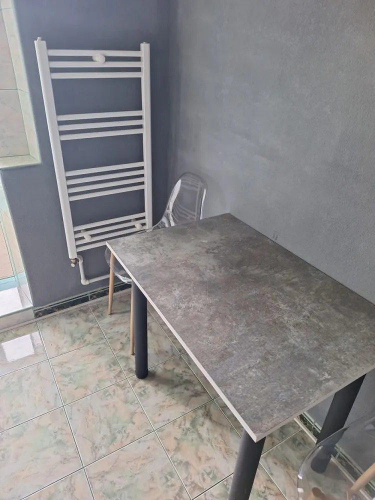 Regim hotelier, 2 camere, Micro 17, 200 lei/noapte - Se ofera spre inchiriere în regim hotelier un apartament modern cu 2 camere, situat în cartierul Micro 17, într-o zonă liniștită și accesibilă.
Apartamentul este complet mobilat și utilat, amenajat cu bun gust și oferă toate condițiile necesare pentru un sejur confortabil. Beneficiați de spații luminoase, mobilier modern și toate facilitățile necesare pentru a vă simți ca acasă.
- Living spațios
- Dormitor confortabil
- Bucătărie complet utilată
- Baie modernă
- Wi-Fi și TV
- Curățenie și confort garantate
Ideal pentru persoane aflate în interes de serviciu, turiști sau pentru sejururi de scurtă durată.
Tarif: 200 lei/noapte
Pentru rezervări și informații suplimentare, vă rugăm să ne contactați 0746.252.252 Liliana Ene, 0741.030291, Marilena Agentia Mag Invest.