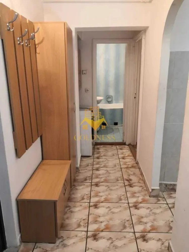 2 Camere decomandate, Zorilor, UMF, UTCN, Observatorului,Sigma,Parcare - GOLDNESS Imobiliare vă propune spre închiriere un apartament cu 2 camere complet mobilat și utilat, la etajul 3 într-un imobil de 4 etaje, în Cartierul Zorilor!
Dispune de parcare contracost 25E
Se află în apropierea stațiilor de transport în comun, magazine, restaurante, spații verzi, farmacii, etc. 

Apartamentul este compartimentat astfel:
 - dormitor cu pat matrimonial, dressing, noptiere
 - living cu canapea extensibilă, loc de servit masa 
 - bucatariecomplet utilată și mobilată, 
 - baie cu cada, calorifer port prosop și dulap pentru depozitare.
 - balcon 6 mp.

Imobilul este dotat cu toate cele necesare- centrală proprie, frigider, aragaz, hotă, mașină de spălat haine, etc. 

Dacă sunteți interesați de acest apartament și doriți să îl vizionați, dar și pentru alte oferte nu ezitați să ne contactați telefonic sau prin e-mail. Vă stăm la dispoziție!
Pentru intermediere se percepe un comision de 50% din prețul chiriei!