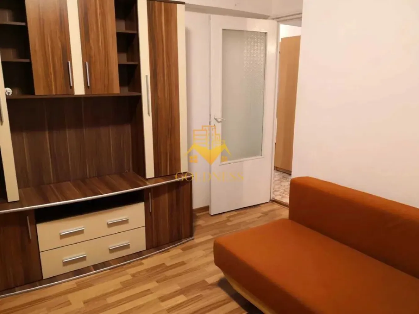 2 Camere decomandate, Zorilor, UMF, UTCN, Observatorului,Sigma,Parcare - GOLDNESS Imobiliare vă propune spre închiriere un apartament cu 2 camere complet mobilat și utilat, la etajul 3 într-un imobil de 4 etaje, în Cartierul Zorilor!
Dispune de parcare contracost 25E
Se află în apropierea stațiilor de transport în comun, magazine, restaurante, spații verzi, farmacii, etc. 

Apartamentul este compartimentat astfel:
 - dormitor cu pat matrimonial, dressing, noptiere
 - living cu canapea extensibilă, loc de servit masa 
 - bucatariecomplet utilată și mobilată, 
 - baie cu cada, calorifer port prosop și dulap pentru depozitare.
 - balcon 6 mp.

Imobilul este dotat cu toate cele necesare- centrală proprie, frigider, aragaz, hotă, mașină de spălat haine, etc. 

Dacă sunteți interesați de acest apartament și doriți să îl vizionați, dar și pentru alte oferte nu ezitați să ne contactați telefonic sau prin e-mail. Vă stăm la dispoziție!
Pentru intermediere se percepe un comision de 50% din prețul chiriei!