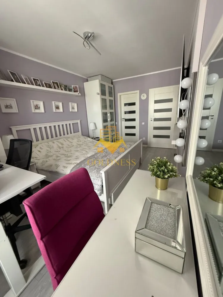 3 camere, Intre Lacuri, Aurel Vlaicu, Iulius Mall, FSEGA, Leroy Merlin - GOLDNESS Imobiliare vă propune spre închiriere un apartament cu 3 camere complet mobilat și utilat, la etajul 5 într-un imobil de 9 etaje, în Cartierul Intre Lacuri.
Dispune de loc de parcare subteran!
Se află în apropierea stațiilor de transport în comun, magazine, restaurante, spații verzi, farmacii, etc. 

Apartamentul este compartimentat astfel:
 - dormitor cu pat matrimonial, dressing, noptiere
 - dormitor cu canapea extensibila, dressing, spațiu depozitare
 - living cu canapea extensibilă 
 - bucătărie open spacecomplet utilată și mobilată, loc de servit masa 
 - baie cu cada, calorifer port prosop și dulap pentru depozitare.
 - baie cu dus walkin 
 - dressing separat
 - terasa de 19 mp.

Imobilul este dotat cu toate cele necesare- centrală proprie cu încălzirea prin pardoseala, frigider, aragaz, hotă, 2 TV, mașină de spălat haine și vase, AC, cuptor cu microunde si expresor cafea.

Dacă sunteți interesați de acest apartament și doriți să îl vizionați, dar și pentru alte oferte nu ezitați să ne contactați telefonic sau prin e-mail. Vă stăm la dispoziție!
Pentru intermediere se percepe un comision de 50% din prețul chiriei!