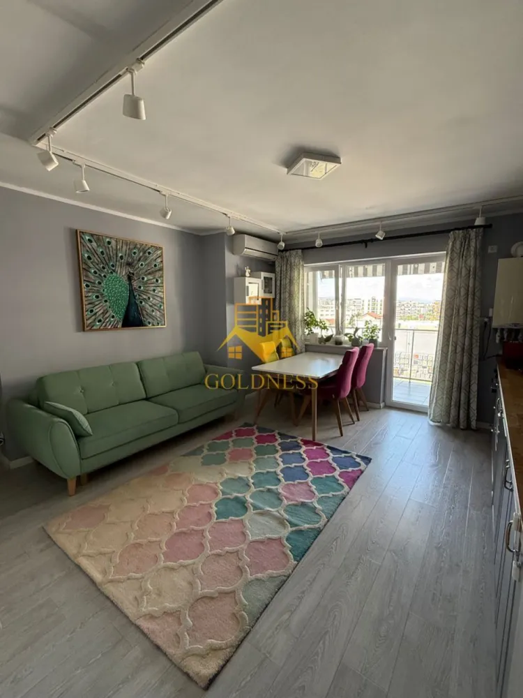 3 camere, Intre Lacuri, Aurel Vlaicu, Iulius Mall, FSEGA, Leroy Merlin - GOLDNESS Imobiliare vă propune spre închiriere un apartament cu 3 camere complet mobilat și utilat, la etajul 5 într-un imobil de 9 etaje, în Cartierul Intre Lacuri.
Dispune de loc de parcare subteran!
Se află în apropierea stațiilor de transport în comun, magazine, restaurante, spații verzi, farmacii, etc. 

Apartamentul este compartimentat astfel:
 - dormitor cu pat matrimonial, dressing, noptiere
 - dormitor cu canapea extensibila, dressing, spațiu depozitare
 - living cu canapea extensibilă 
 - bucătărie open spacecomplet utilată și mobilată, loc de servit masa 
 - baie cu cada, calorifer port prosop și dulap pentru depozitare.
 - baie cu dus walkin 
 - dressing separat
 - terasa de 19 mp.

Imobilul este dotat cu toate cele necesare- centrală proprie cu încălzirea prin pardoseala, frigider, aragaz, hotă, 2 TV, mașină de spălat haine și vase, AC, cuptor cu microunde si expresor cafea.

Dacă sunteți interesați de acest apartament și doriți să îl vizionați, dar și pentru alte oferte nu ezitați să ne contactați telefonic sau prin e-mail. Vă stăm la dispoziție!
Pentru intermediere se percepe un comision de 50% din prețul chiriei!