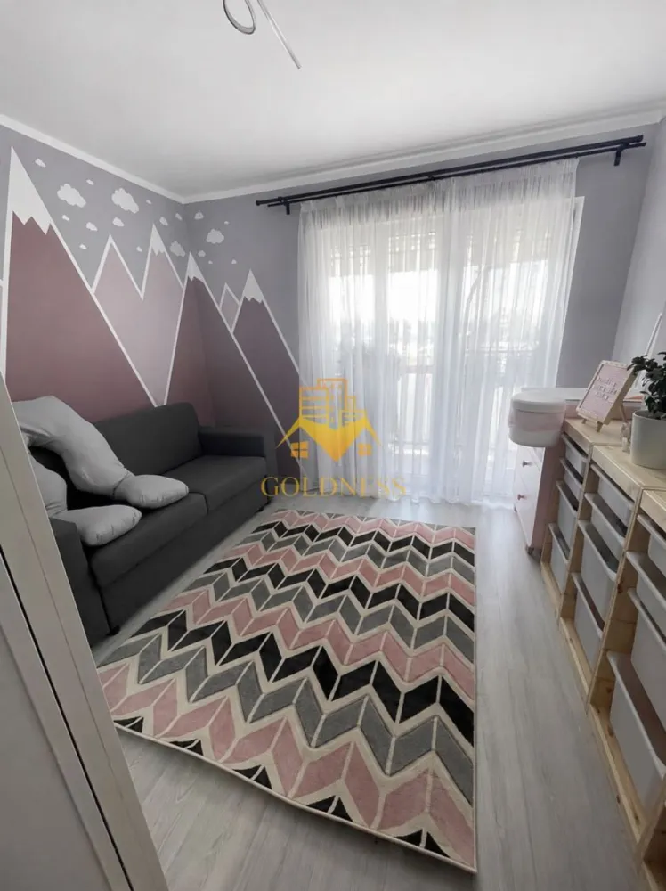 3 camere, Intre Lacuri, Aurel Vlaicu, Iulius Mall, FSEGA, Leroy Merlin - GOLDNESS Imobiliare vă propune spre închiriere un apartament cu 3 camere complet mobilat și utilat, la etajul 5 într-un imobil de 9 etaje, în Cartierul Intre Lacuri.
Dispune de loc de parcare subteran!
Se află în apropierea stațiilor de transport în comun, magazine, restaurante, spații verzi, farmacii, etc. 

Apartamentul este compartimentat astfel:
 - dormitor cu pat matrimonial, dressing, noptiere
 - dormitor cu canapea extensibila, dressing, spațiu depozitare
 - living cu canapea extensibilă 
 - bucătărie open spacecomplet utilată și mobilată, loc de servit masa 
 - baie cu cada, calorifer port prosop și dulap pentru depozitare.
 - baie cu dus walkin 
 - dressing separat
 - terasa de 19 mp.

Imobilul este dotat cu toate cele necesare- centrală proprie cu încălzirea prin pardoseala, frigider, aragaz, hotă, 2 TV, mașină de spălat haine și vase, AC, cuptor cu microunde si expresor cafea.

Dacă sunteți interesați de acest apartament și doriți să îl vizionați, dar și pentru alte oferte nu ezitați să ne contactați telefonic sau prin e-mail. Vă stăm la dispoziție!
Pentru intermediere se percepe un comision de 50% din prețul chiriei!